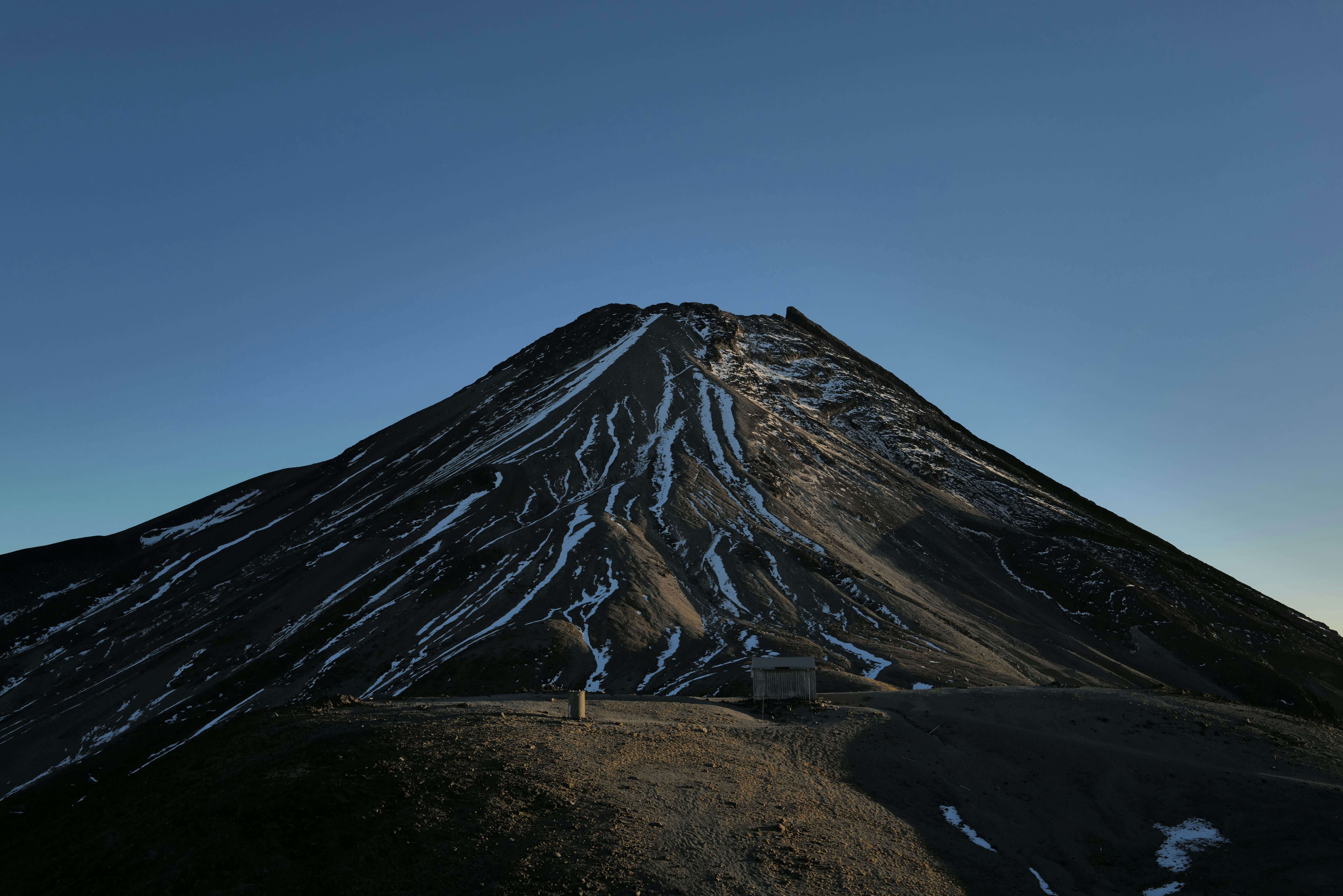 火山山顶与黑色熔岩坡的风景