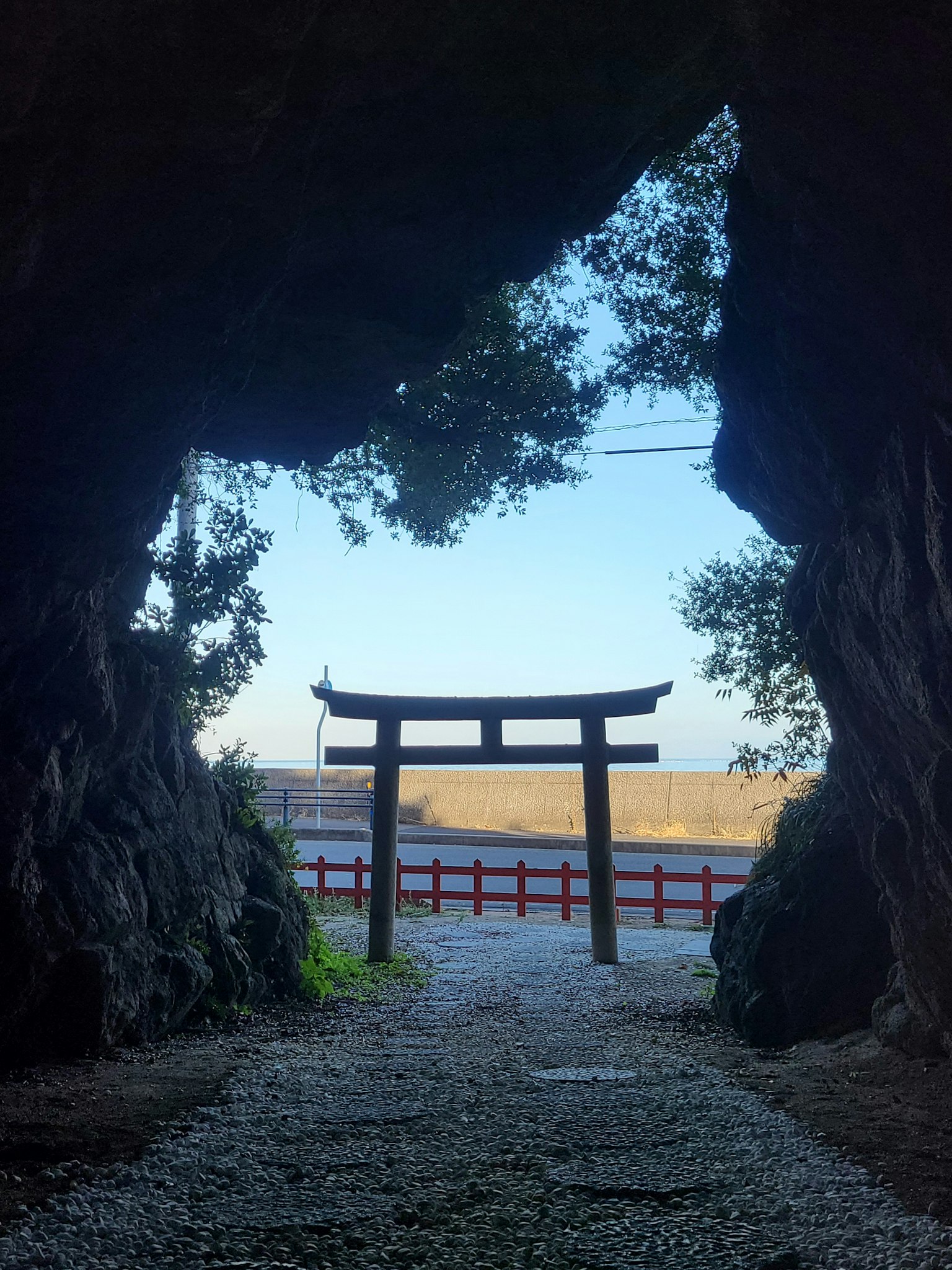 洞穴入口框架中的鸟居景观