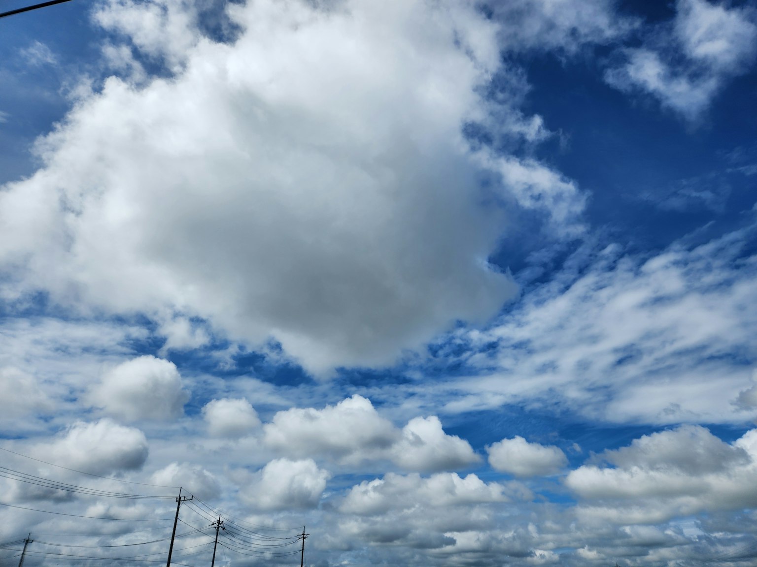 Una vista escénica del cielo azul con nubes blancas esponjosas