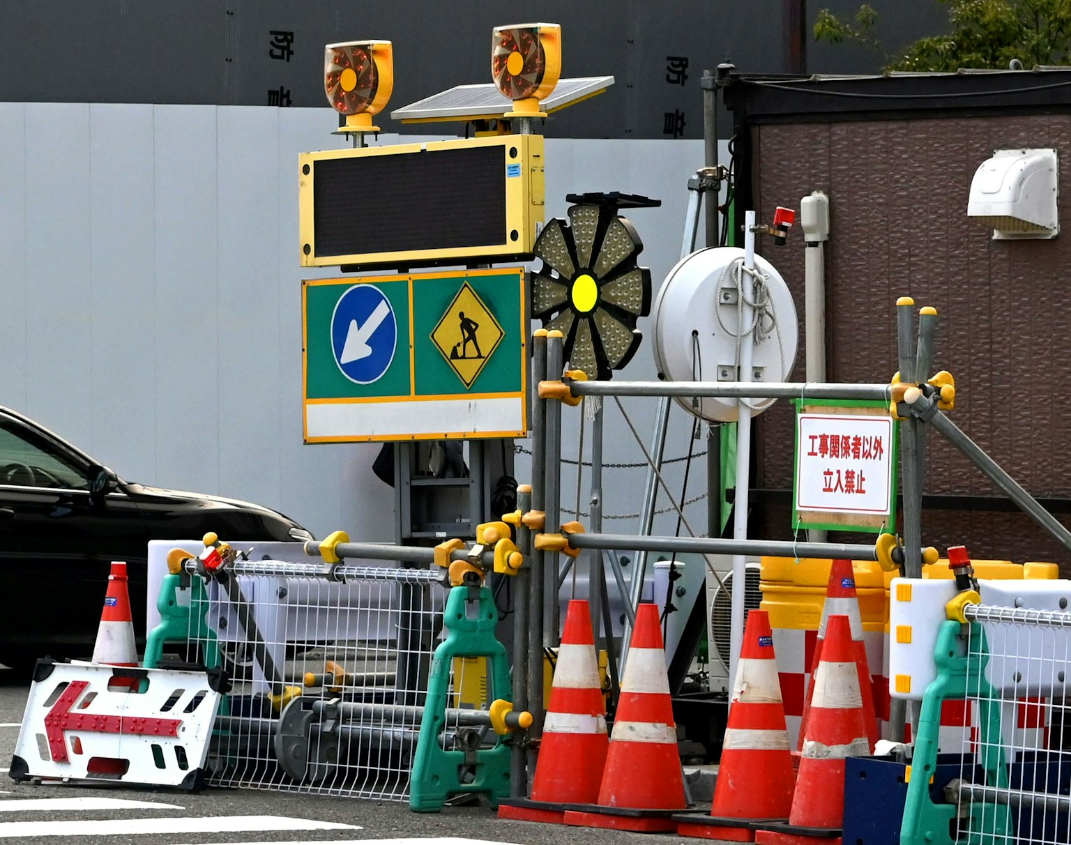 Baustelle mit Verkehrsschildern und Sicherheitsausrüstung