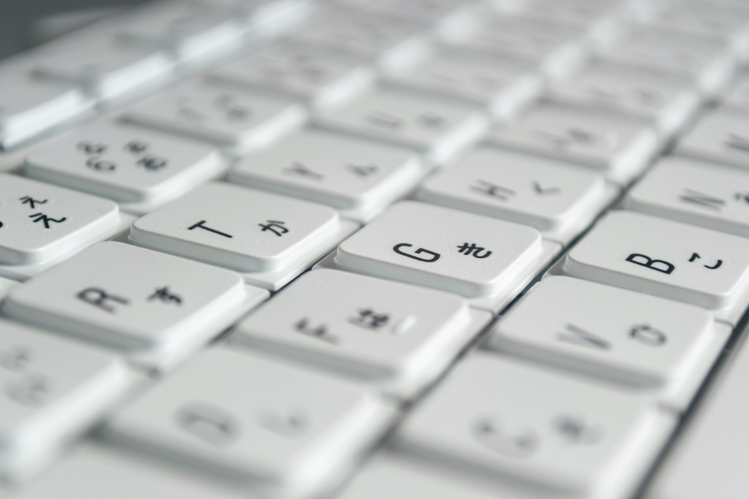 Gros plan d'un clavier blanc affichant des caractères japonais