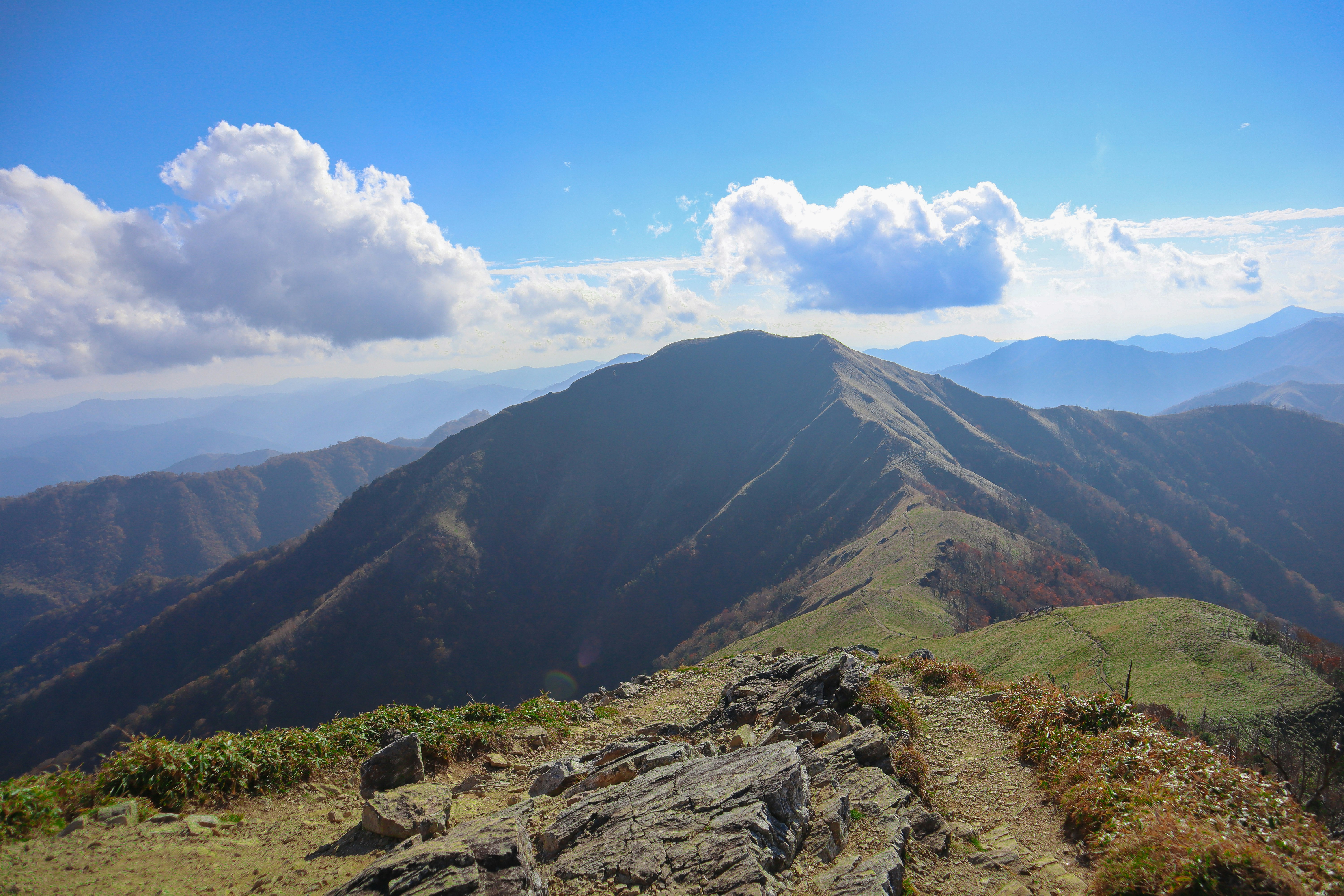 徳島県の剣山・次郎笈を望む稜線と雲の絶景