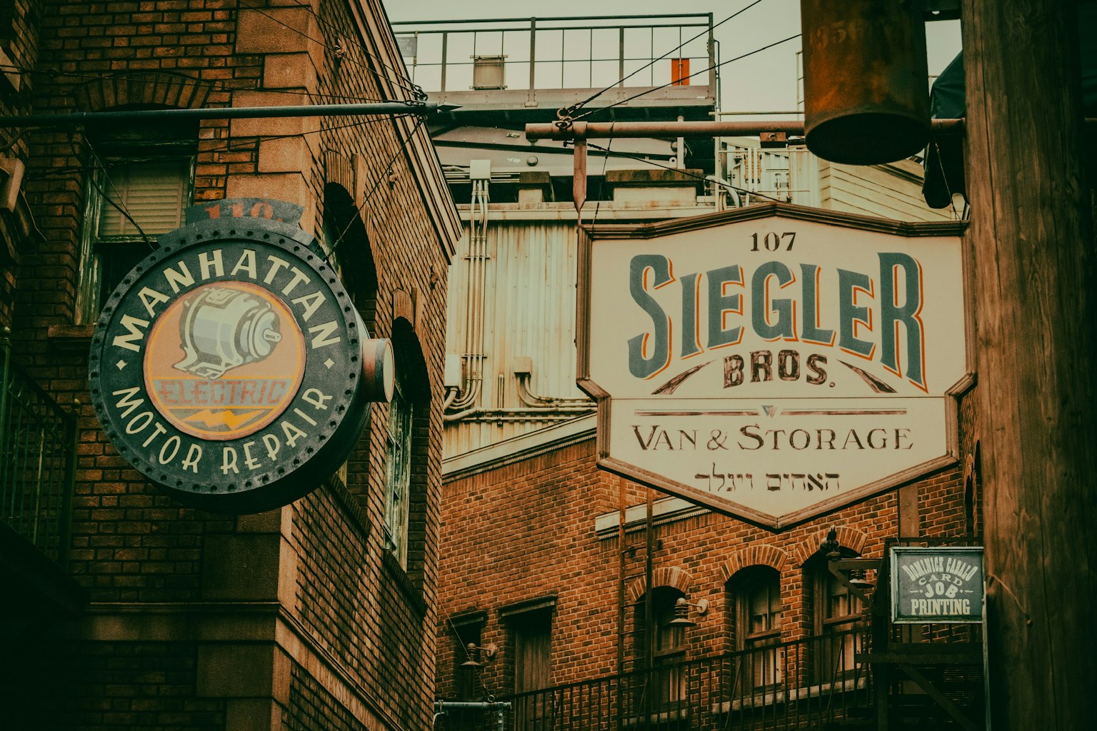 Con phố lịch sử với biển hiệu Manhattan Motor Repair và Siegler Bros Vintage Storage
