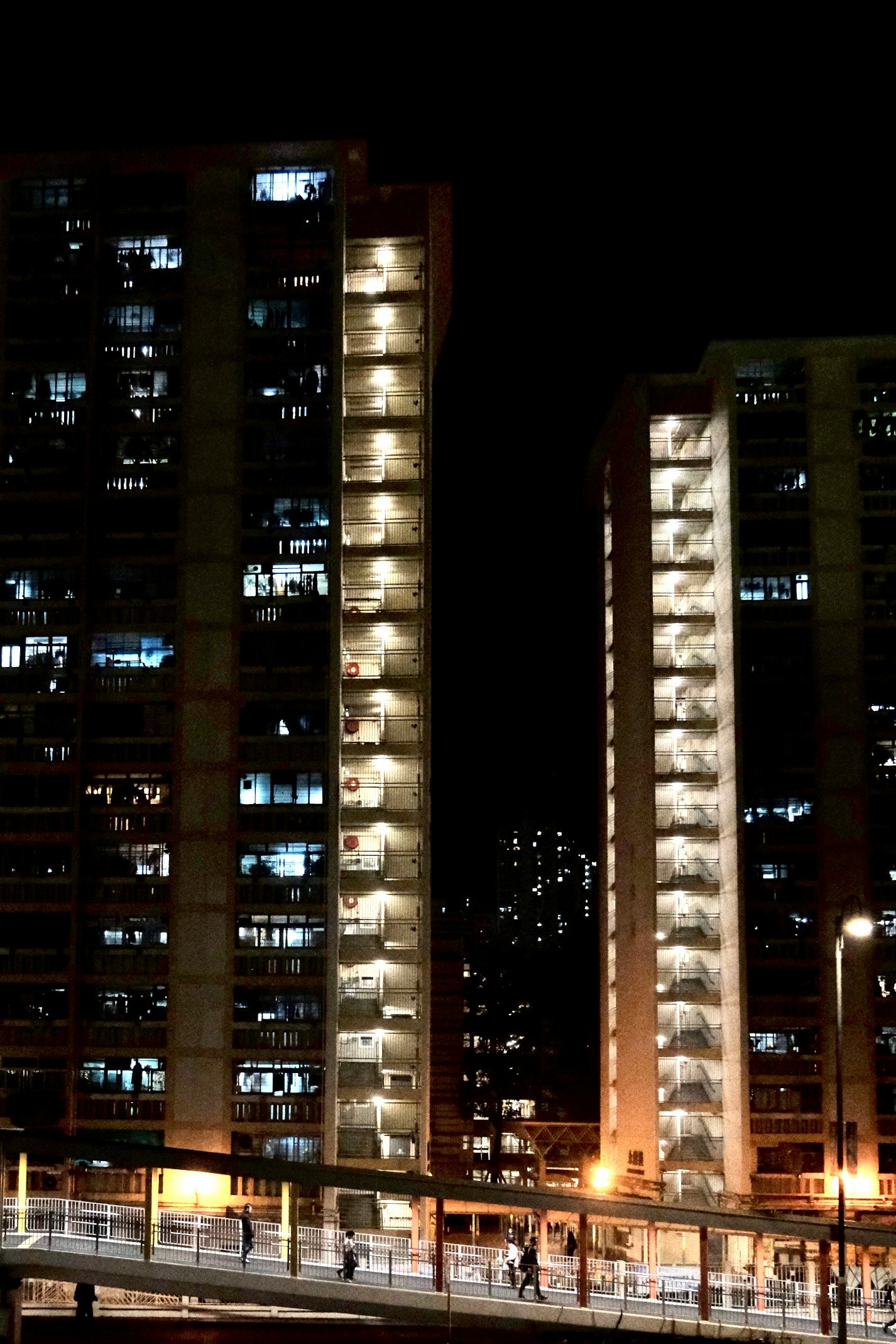 夜の高層ビル群とライトアップされた建物の外観
