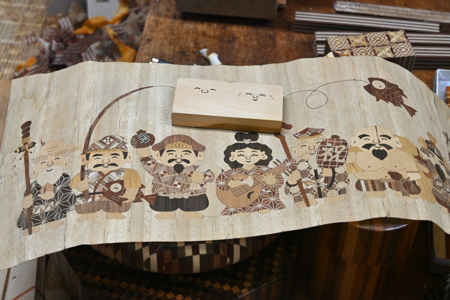 Traditionelles Kunstwerk mit Fischern und Tieren