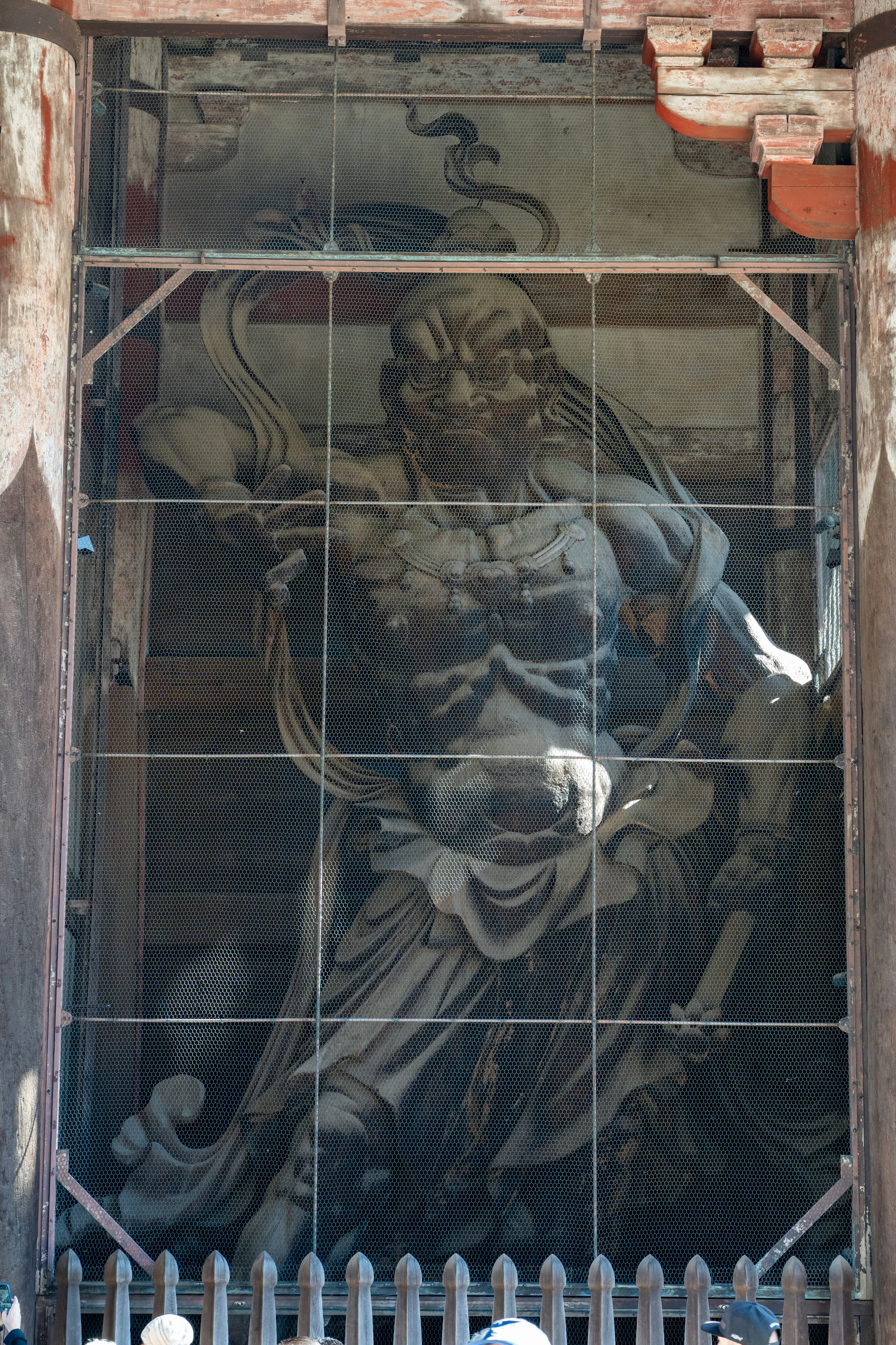 Une figure divine mystique visible sur une porte de sanctuaire