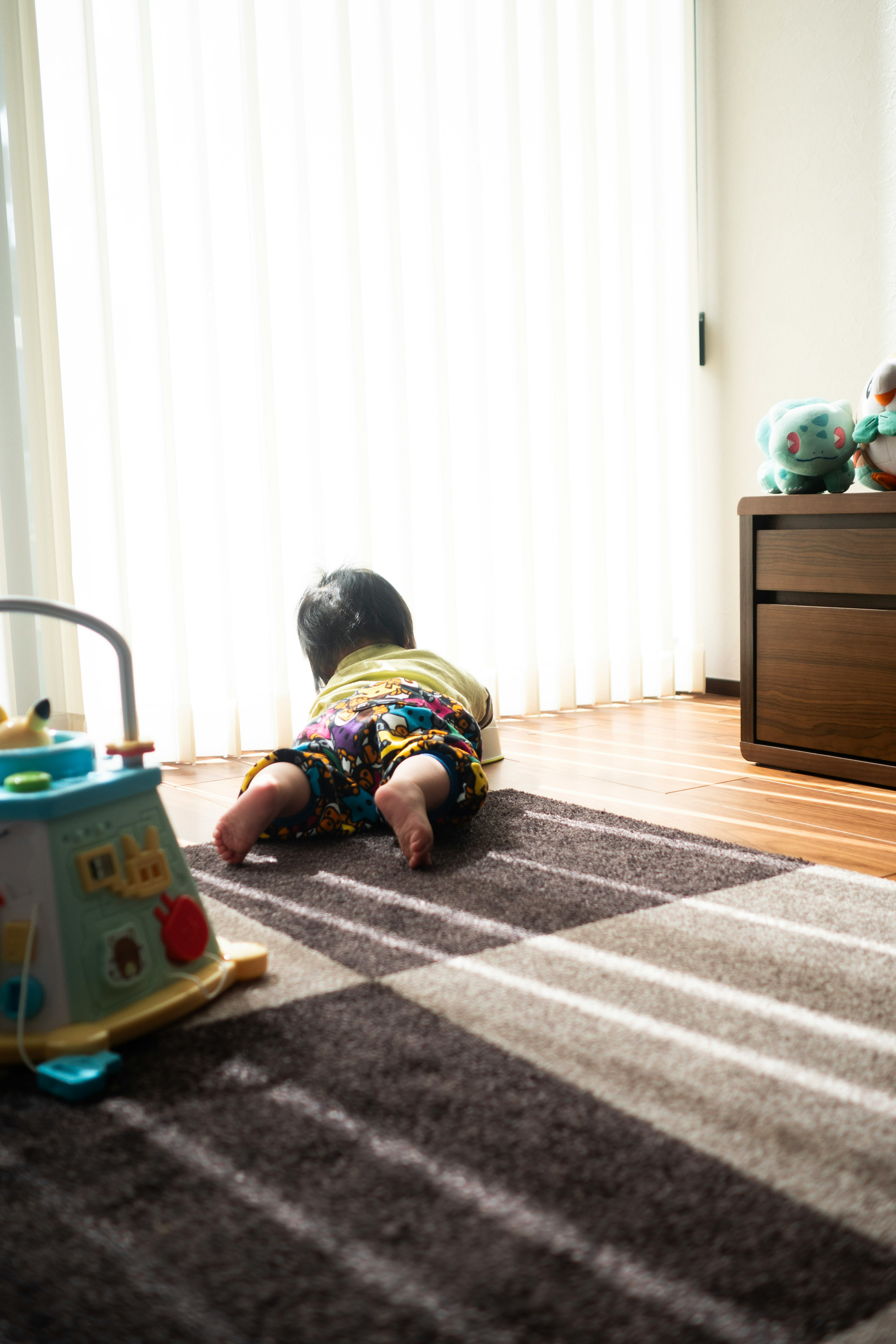 成長している最中の子どもが床で遊ぶ室内