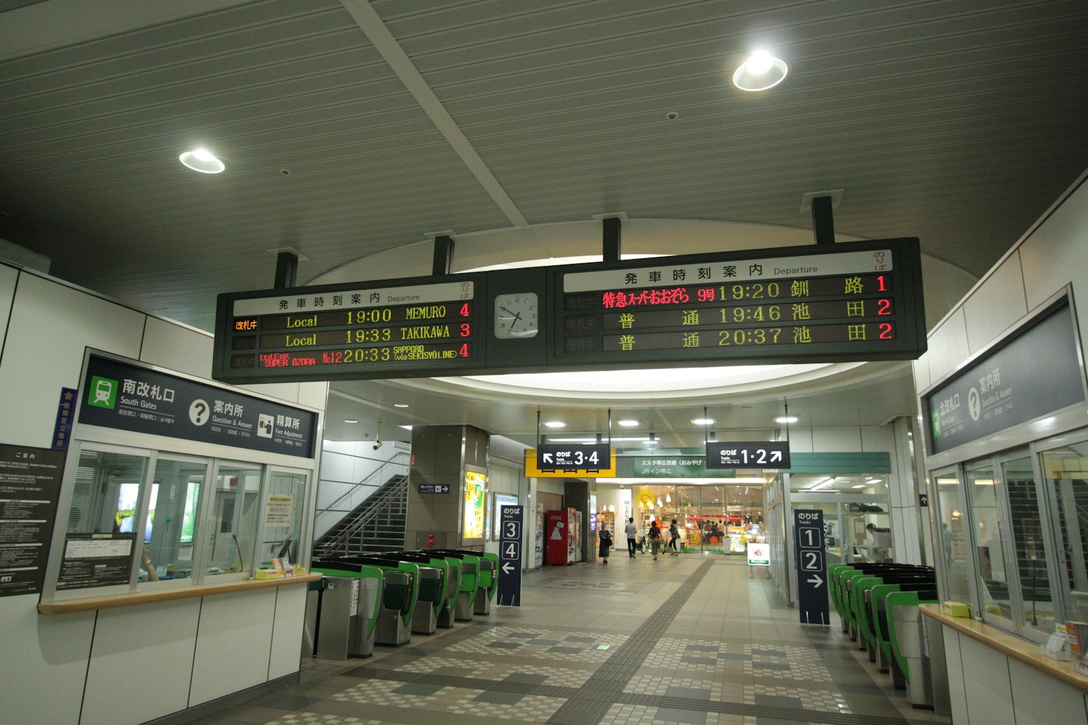 ภายในสถานีรถไฟมีบอร์ดข้อมูลและเคาน์เตอร์จำหน่ายตั๋ว