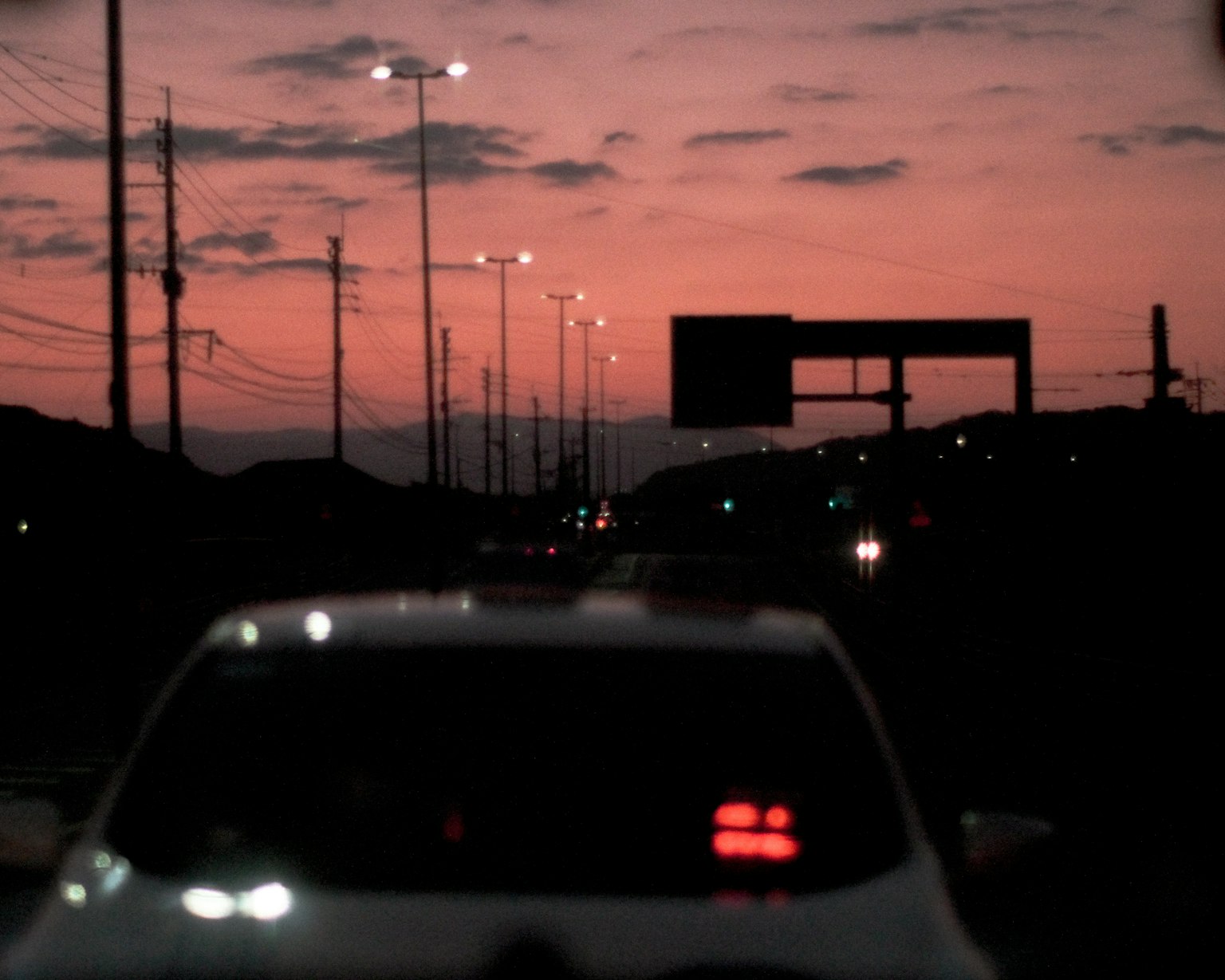 道路場景，街燈和落日天空