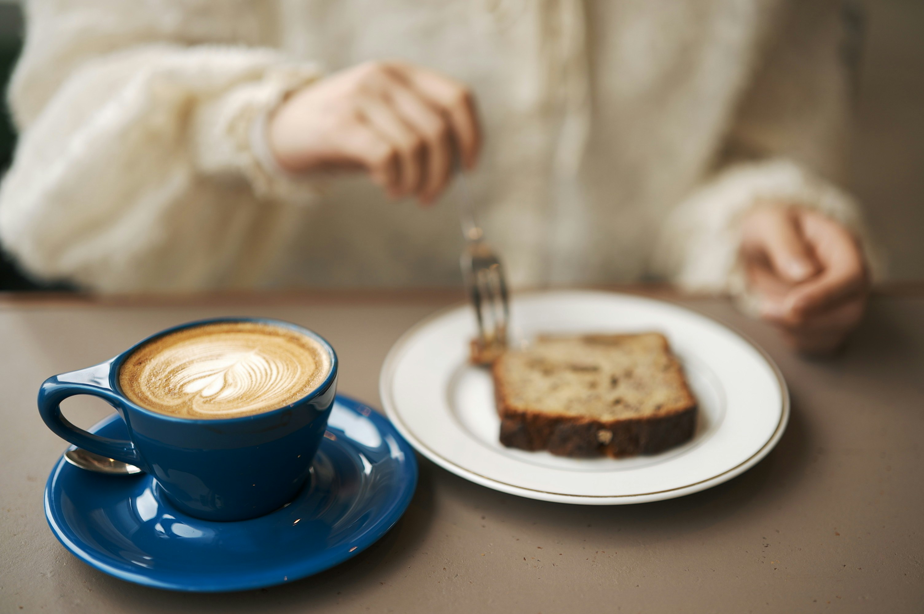 Latte caldo e torta alla banana per la merenda