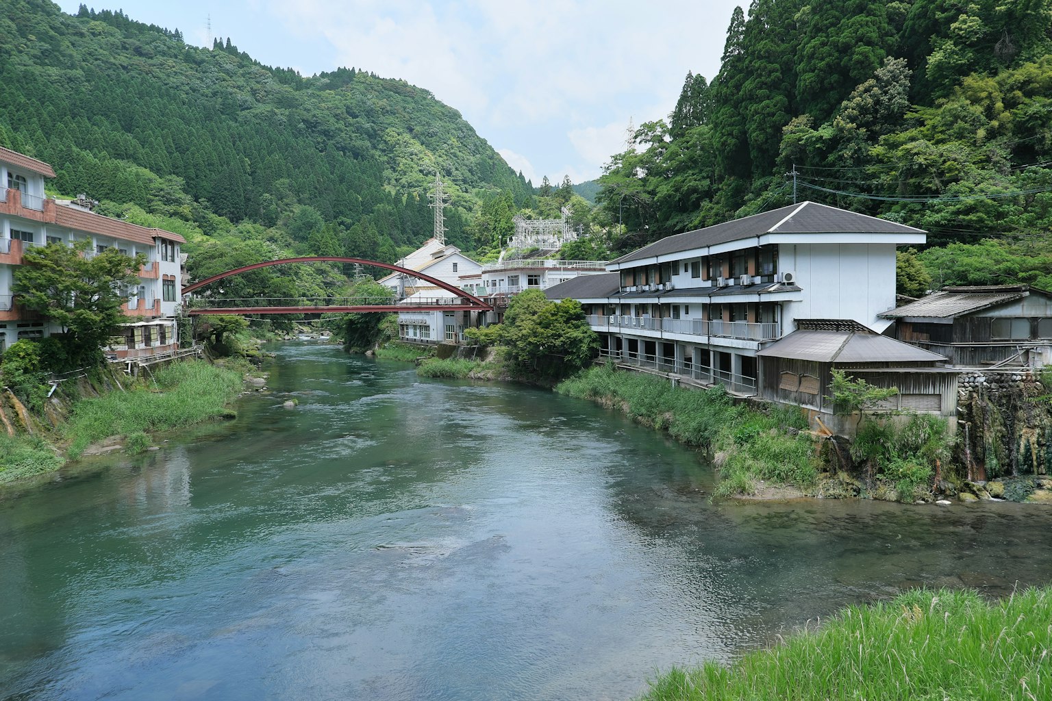 河边住宿和郁郁葱葱的山脉的风景
