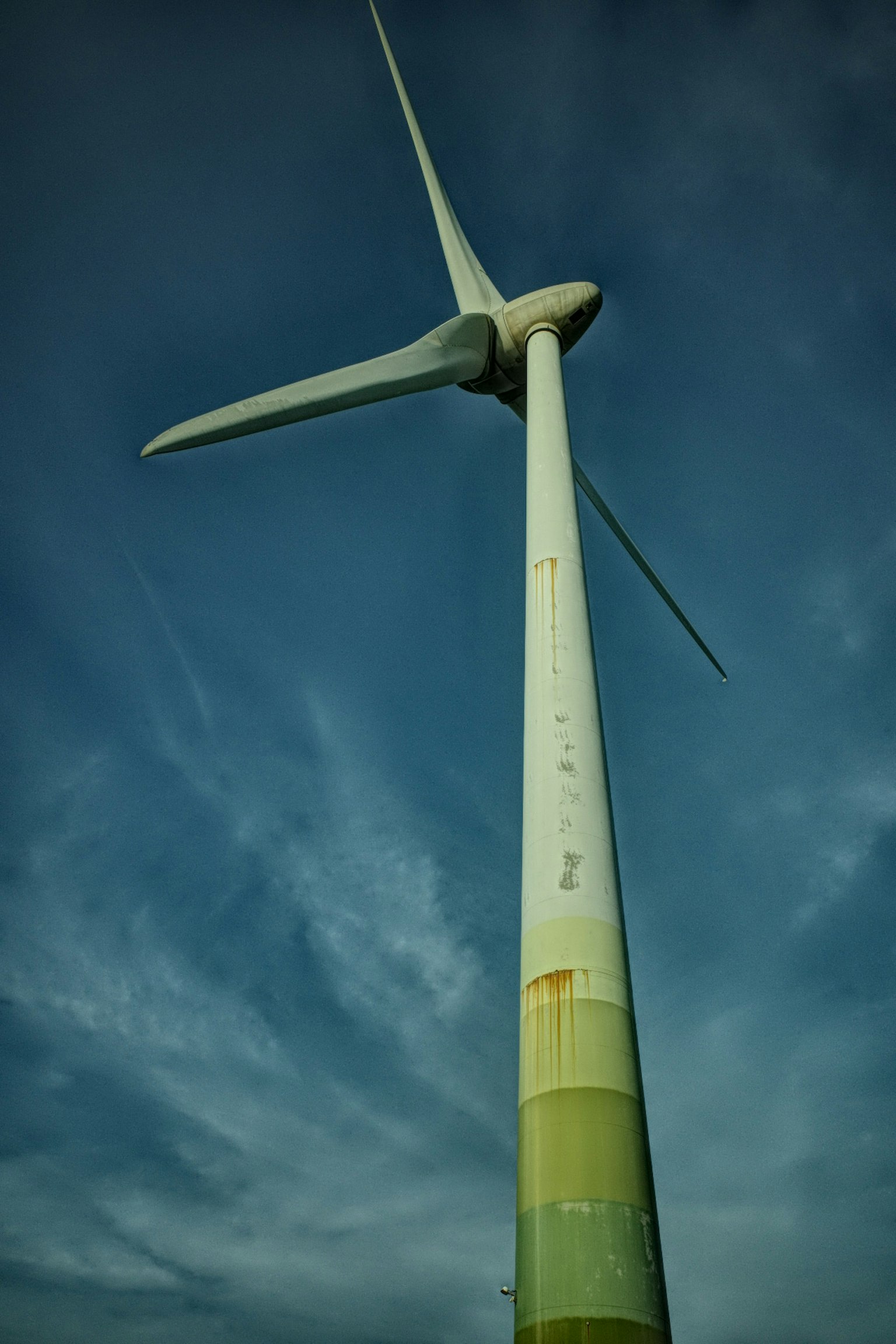 เสาใบพัดลมลมตั้งอยู่ใต้ท้องฟ้าสีฟ้า