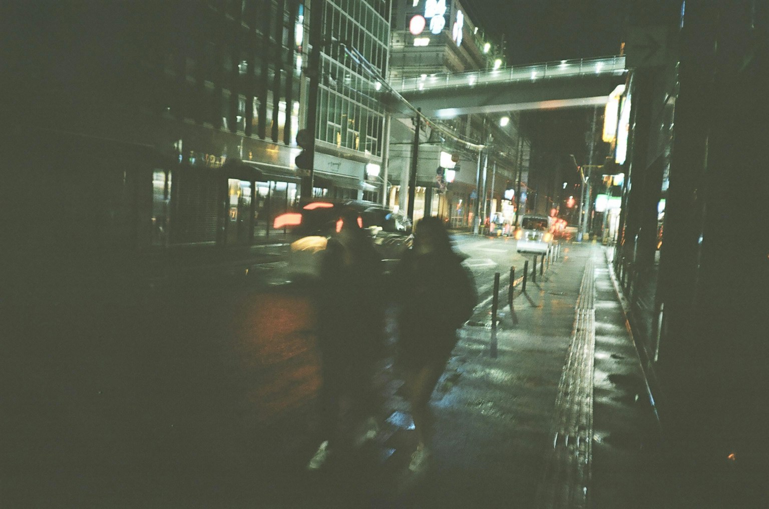 Người đi bộ trong thành phố vào ban đêm với đèn đường sáng