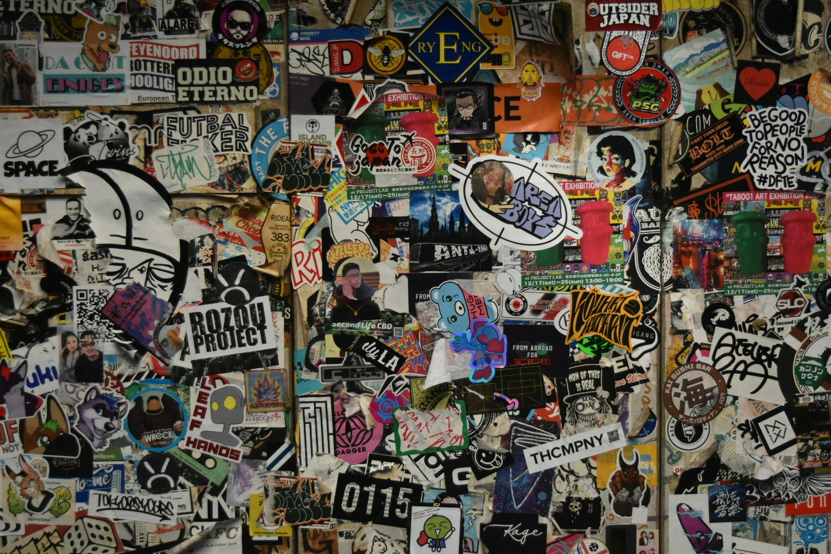 Wand voller Sticker und Graffiti-Collage