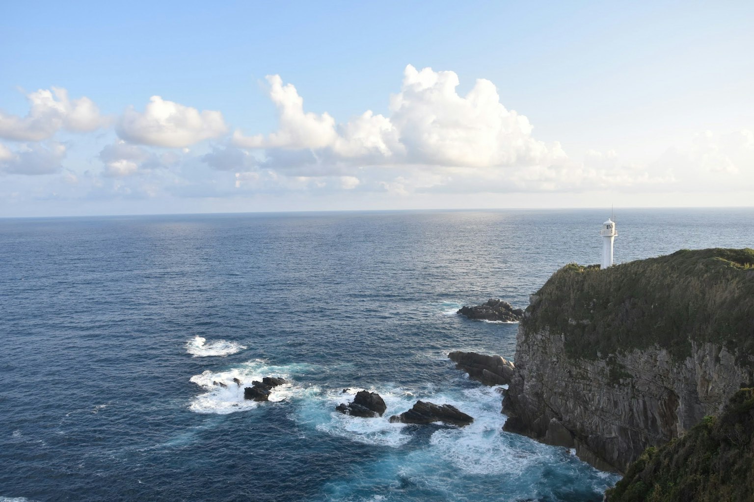 Schöne Küstenansicht mit Ozean und Leuchtturm
