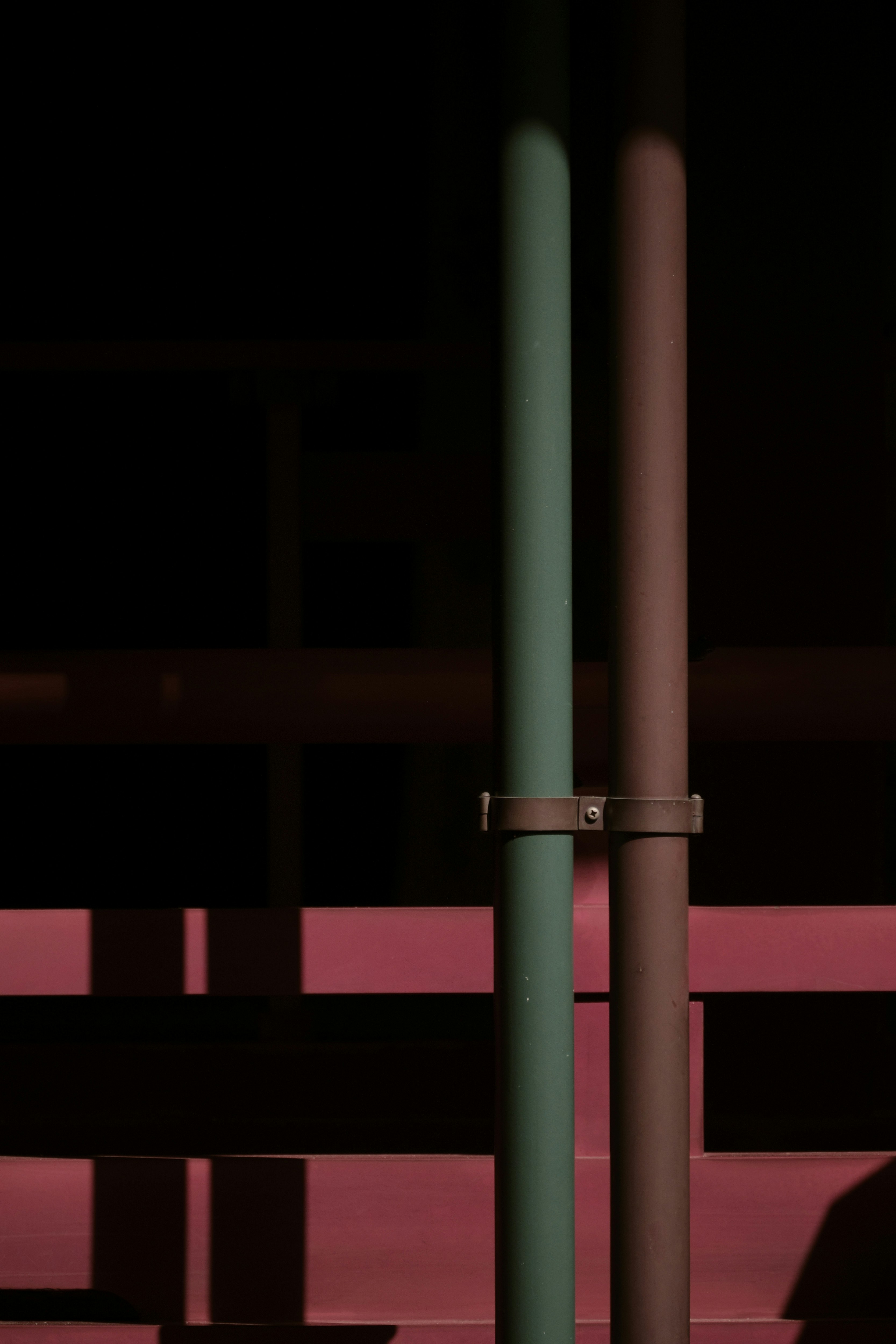 Vue nocturne de piliers vermillon et de garde-corps au sanctuaire Akasaka Hikawa