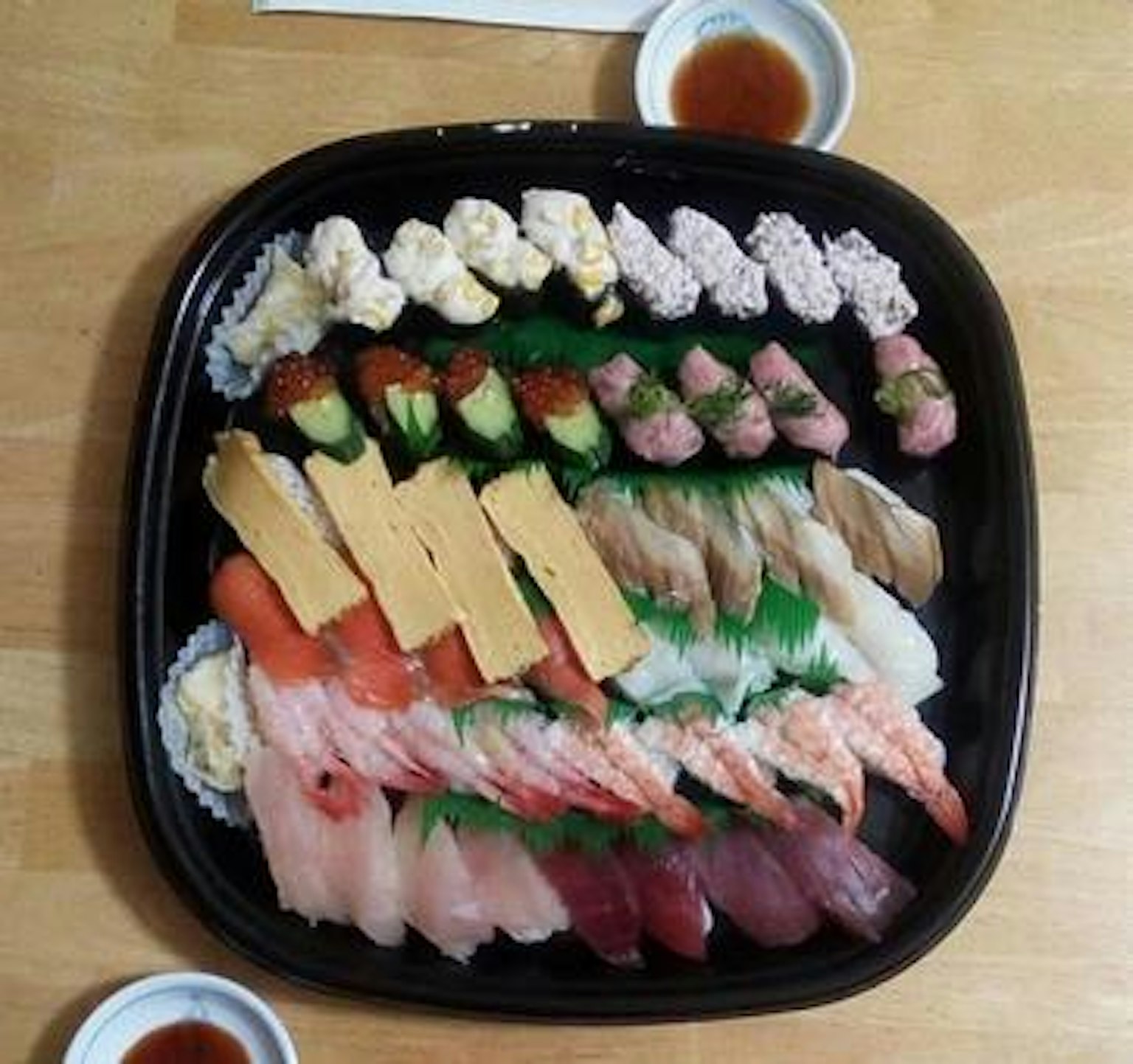 Món sushi đẹp mắt được sắp xếp trên khay đen