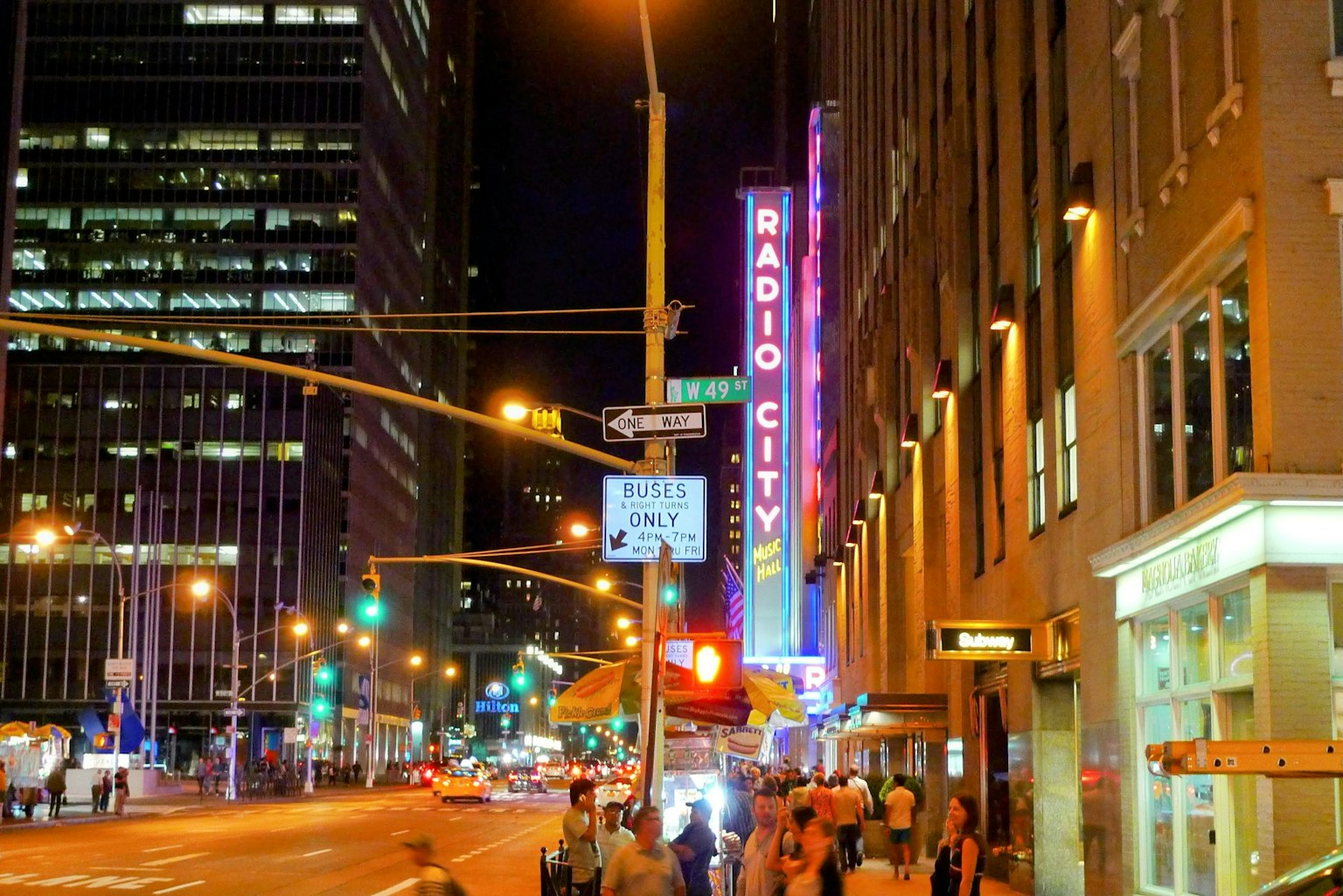 Vue nocturne du Radio City Music Hall avec une rue animée