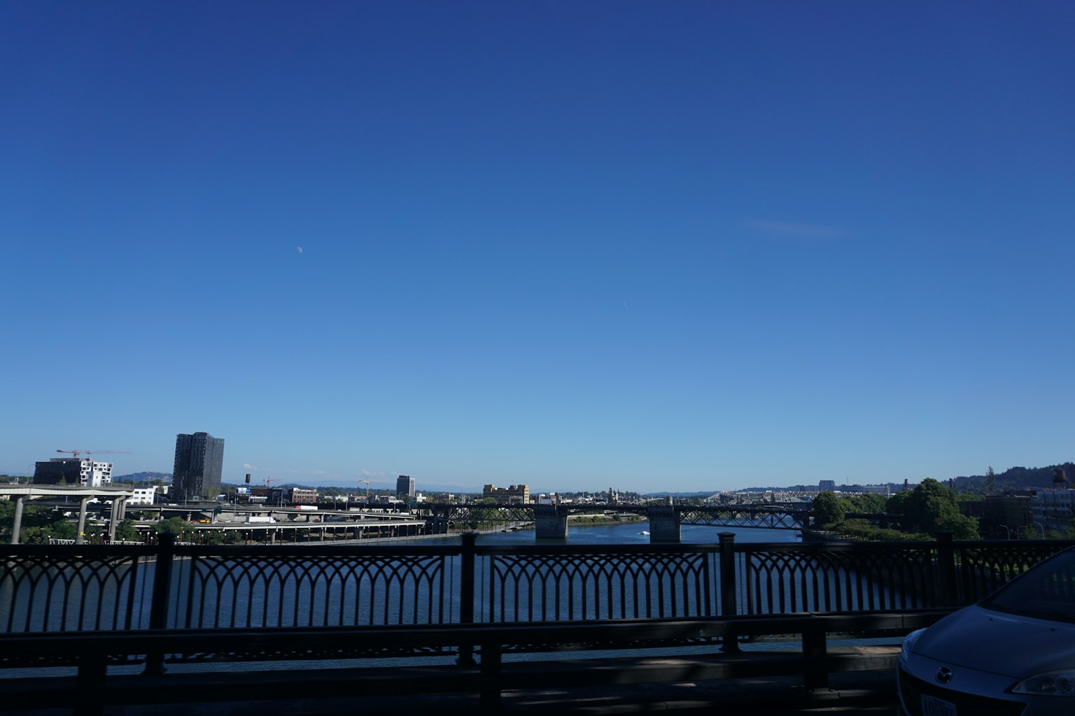 Pemandangan sungai dengan langit biru cerah dan jembatan Portland
