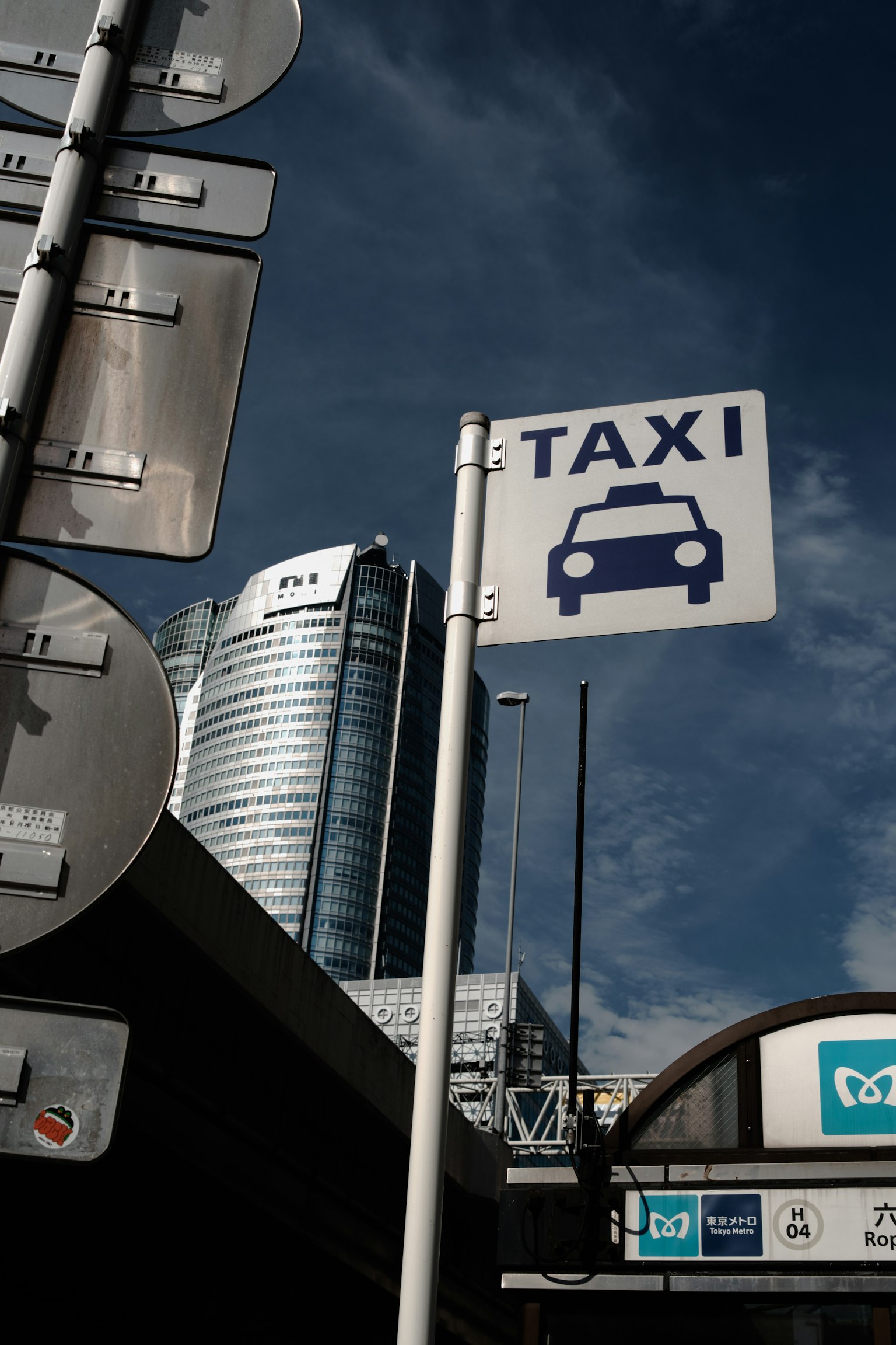 Panneau de taxi dans un cadre urbain avec un immeuble en arrière-plan