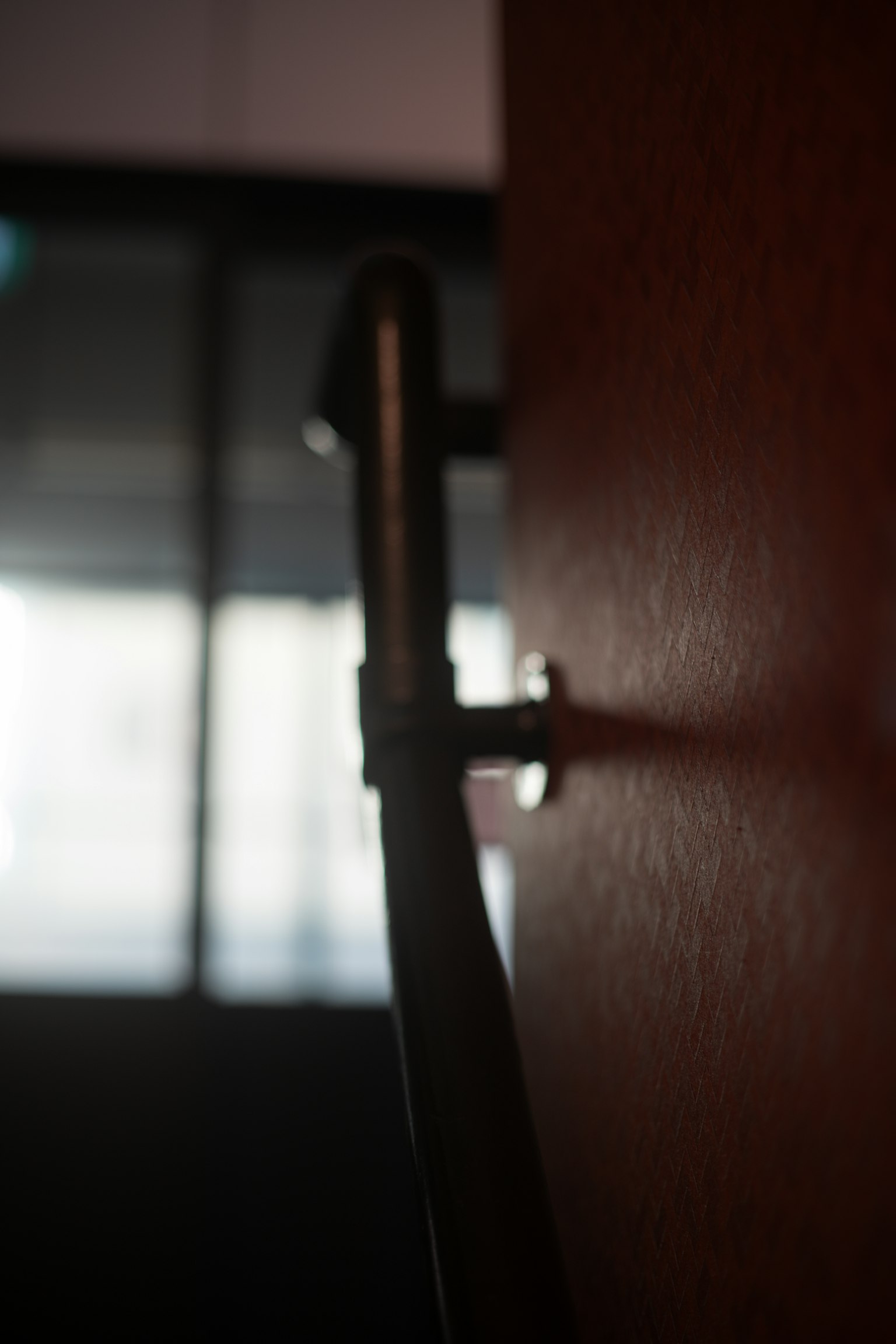 门把手和墙的特写模糊的明亮背景