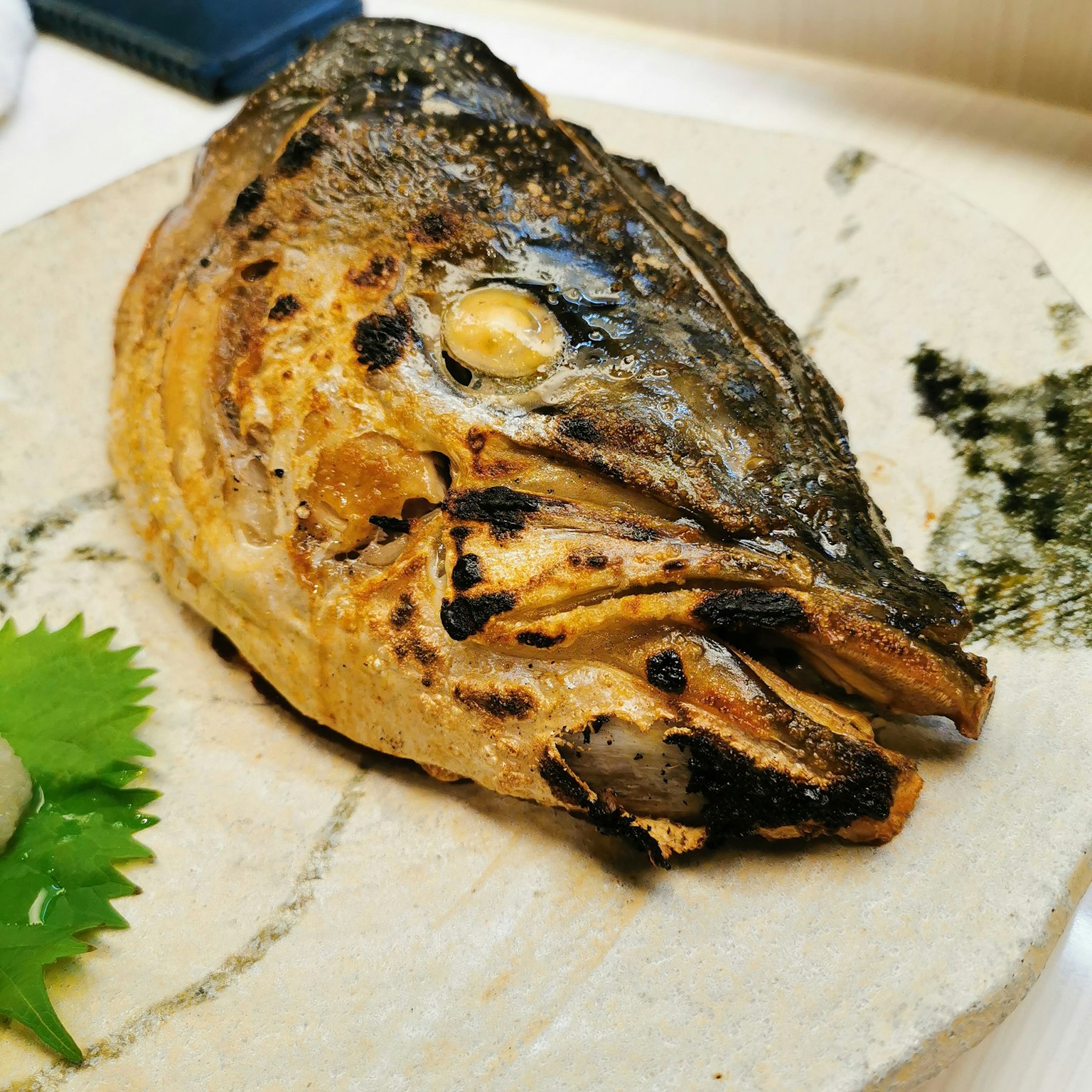 烤魚頭放在盤子上