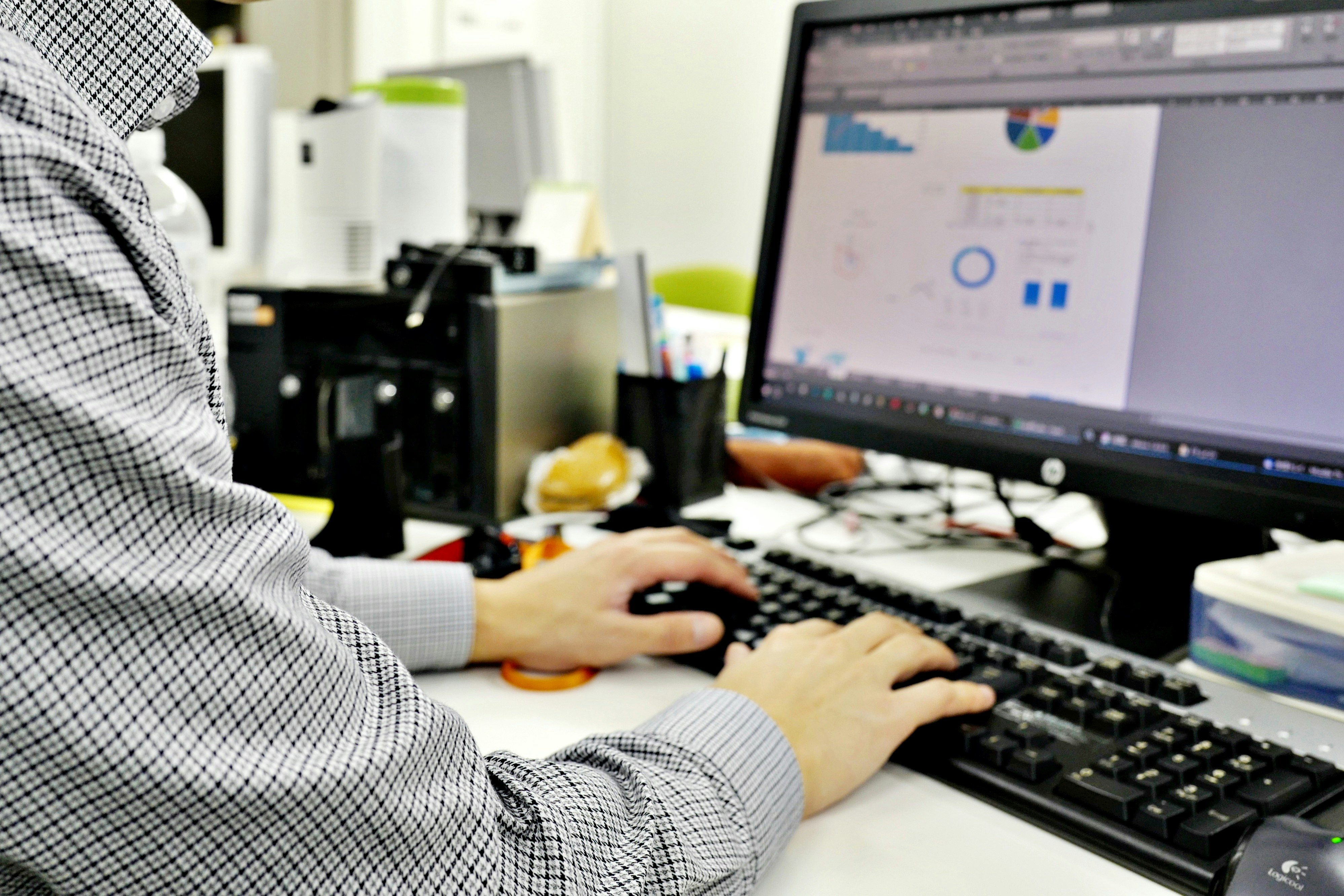 scène de travail au bureau avec une personne qui tape au clavier