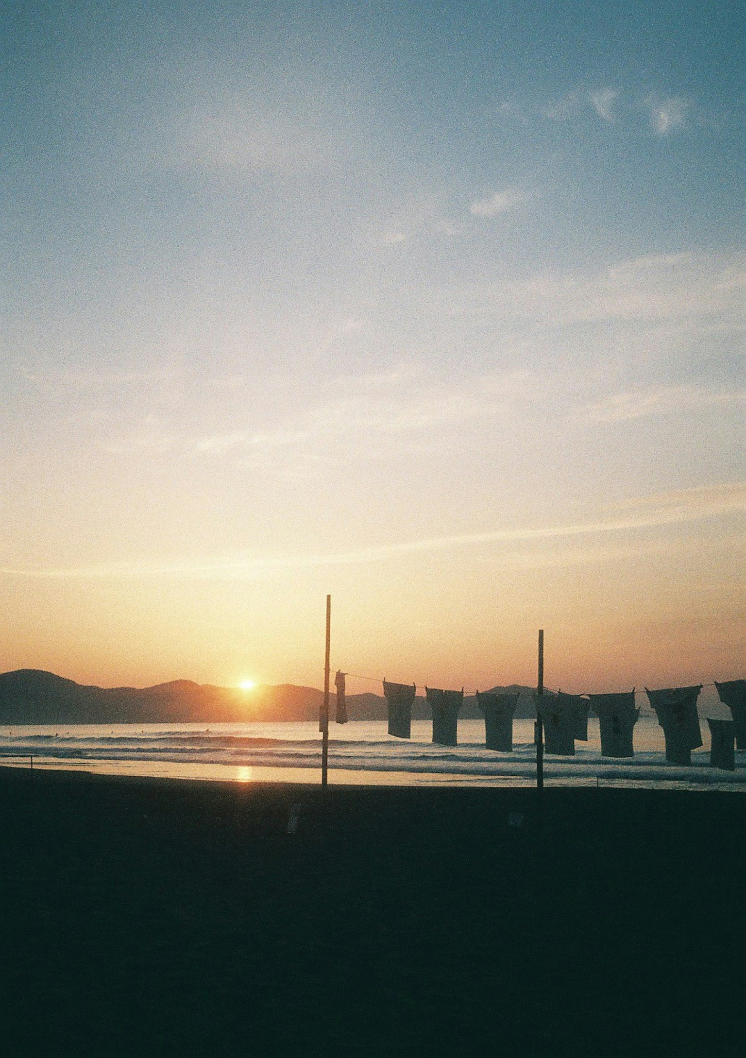 Pintoresco atardecer sobre el mar con ropa tendida