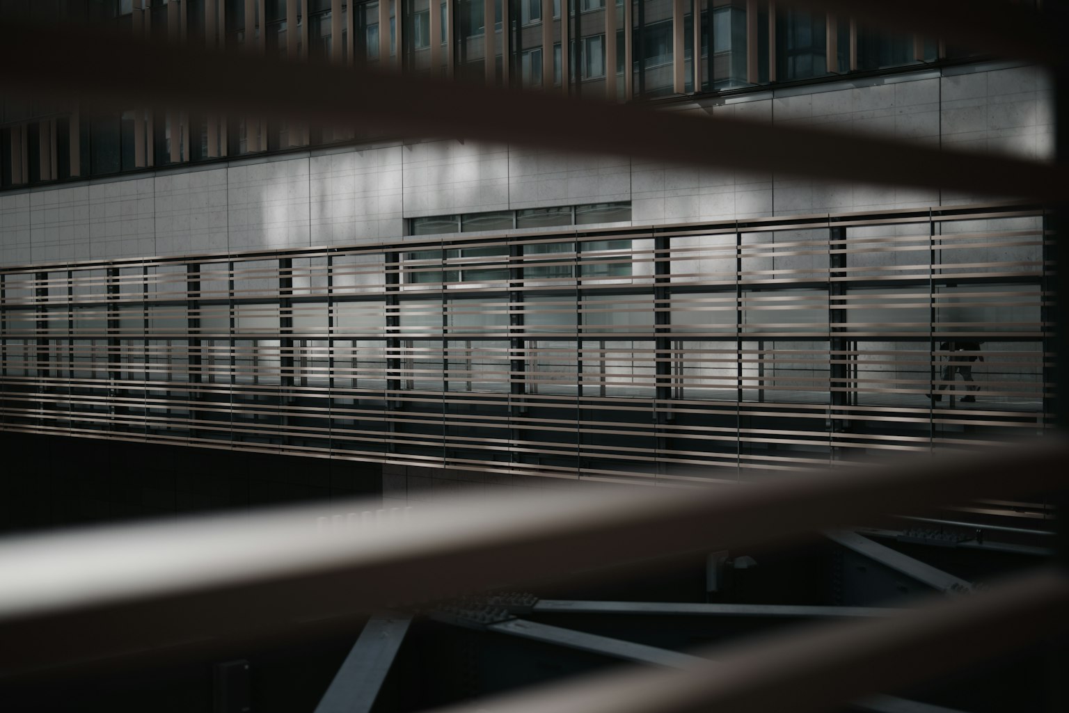 Sezione di un ponte moderno con corrimano e strutture metalliche incrociate