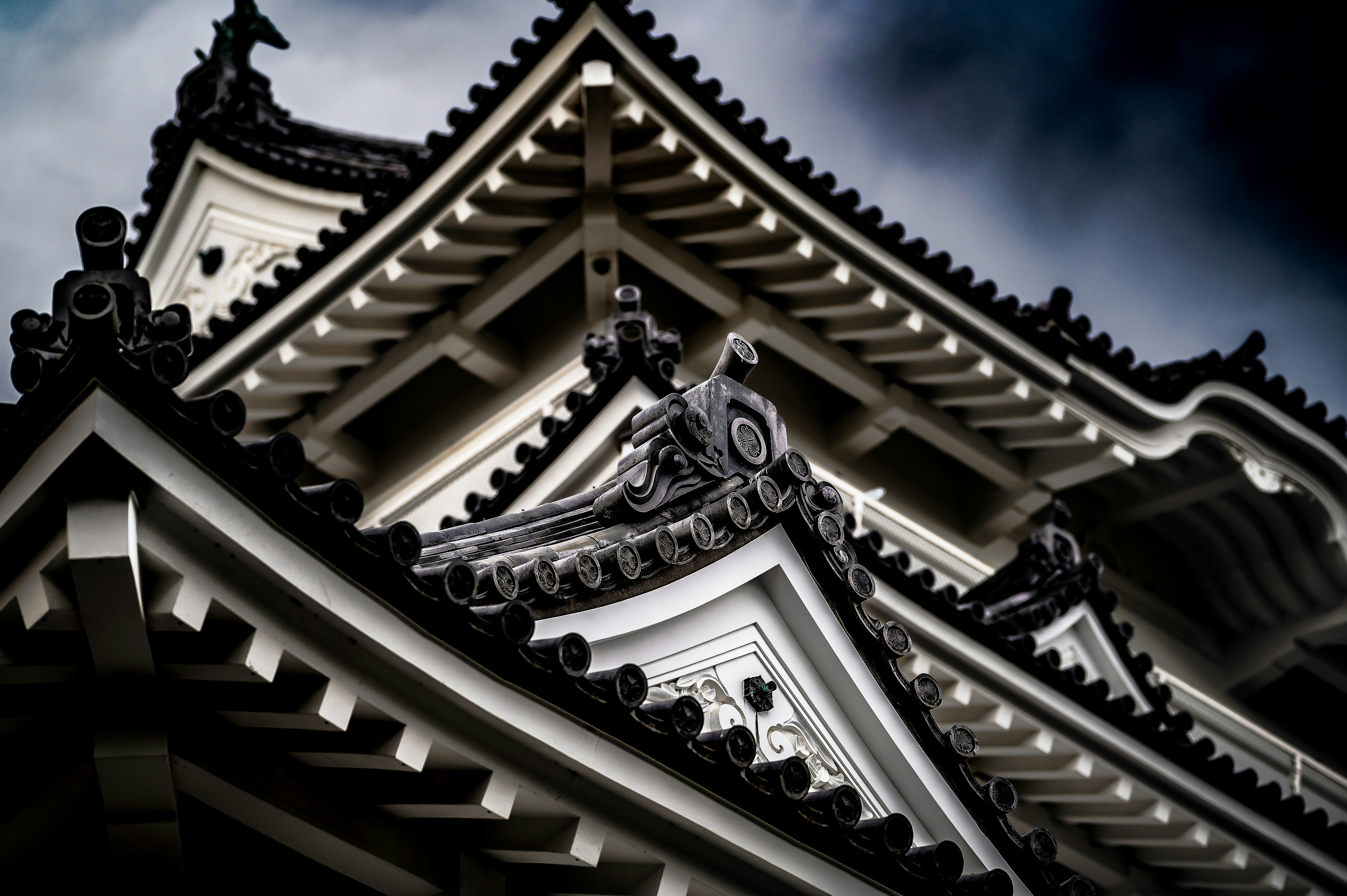 和風の寺院建築の屋根と装飾
