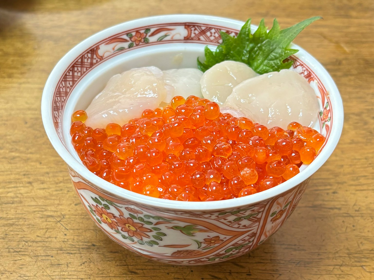 Tazón de huevas de salmón con sashimi y guarniciones