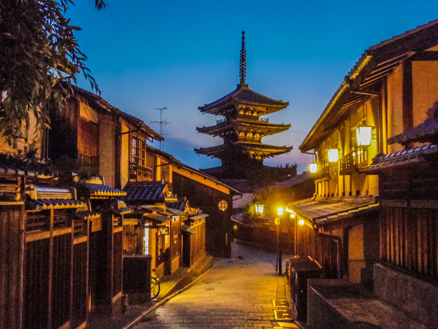 京都夜景中的傳統木建築和五層寶塔