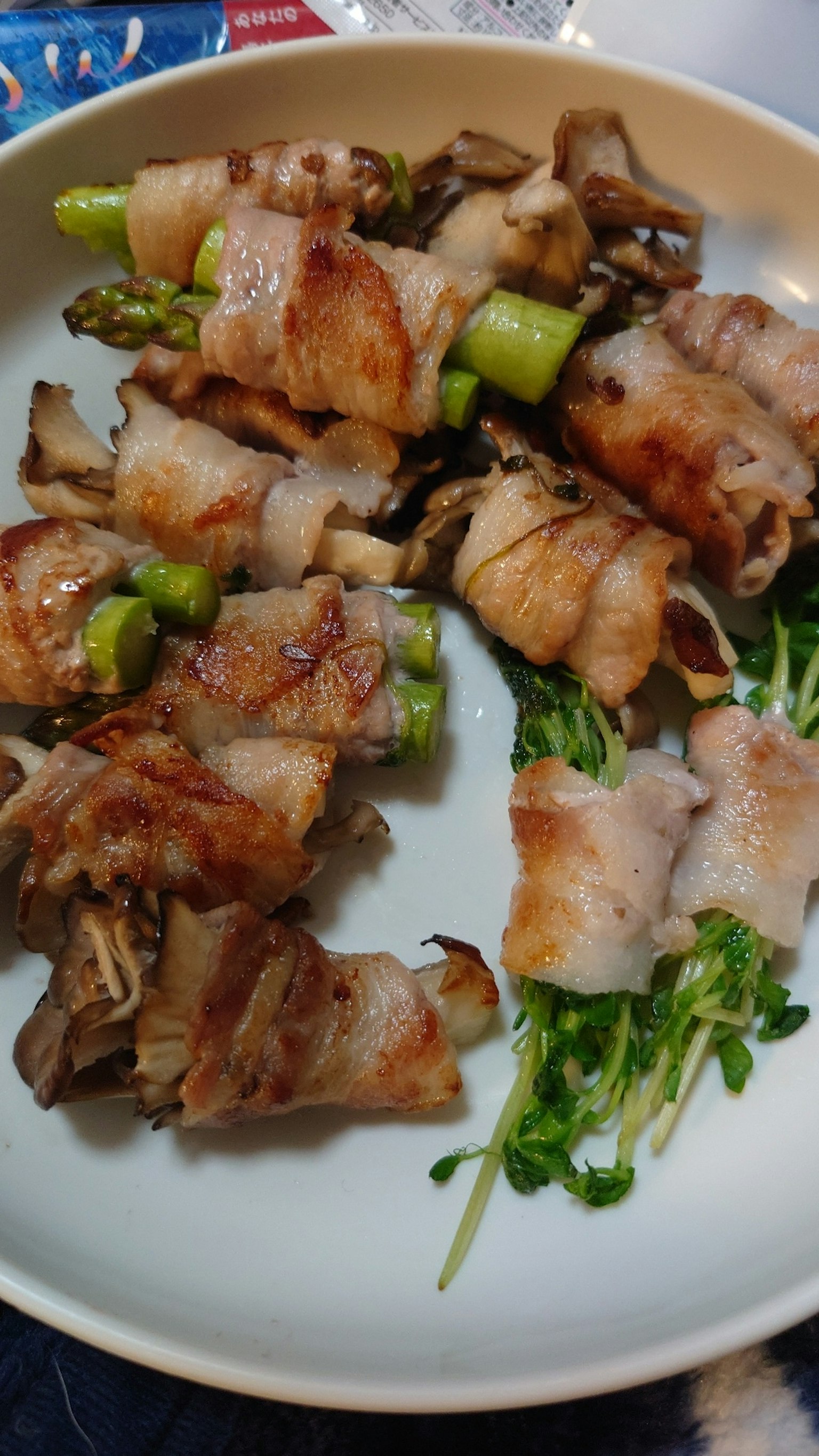 用烤豬肉包裹的蘆筍和蘑菇菜餚