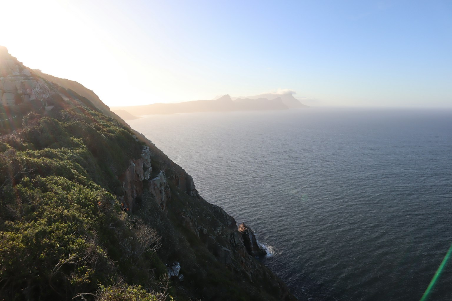 海洋和懸崖的壯麗景色陽光照耀著風景
