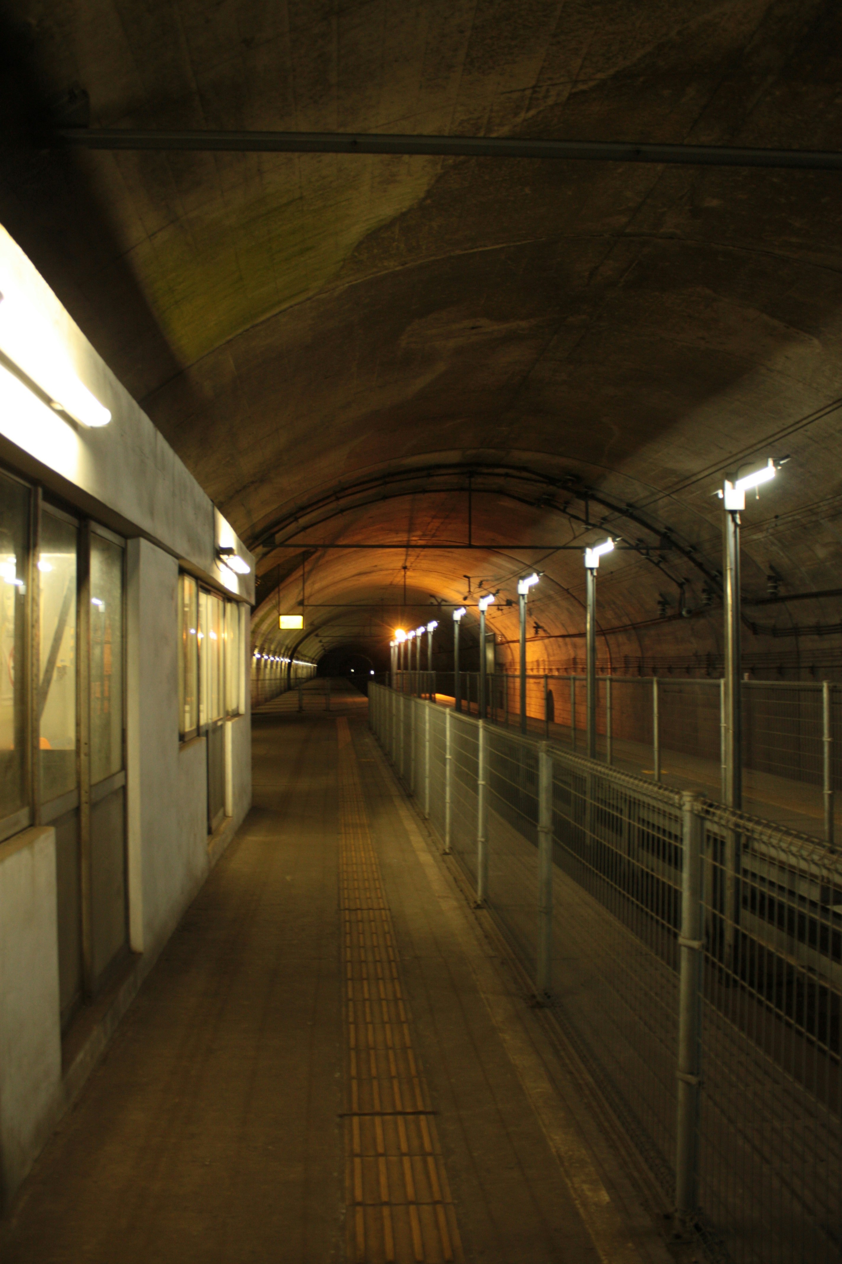 トンネル内の照明付き通路の夜景