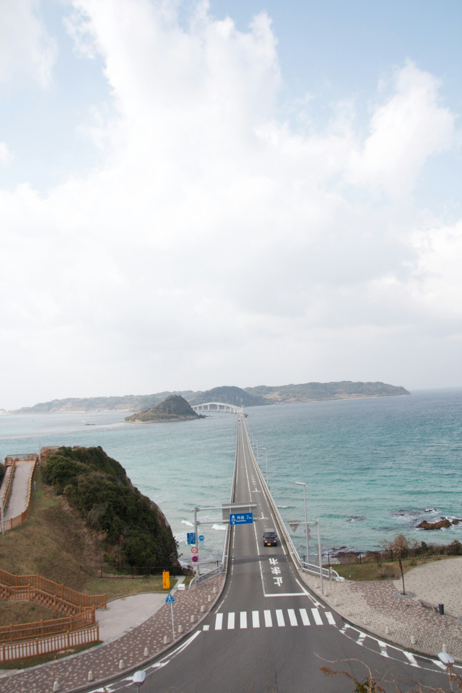 通往海上的岛屿的道路风景
