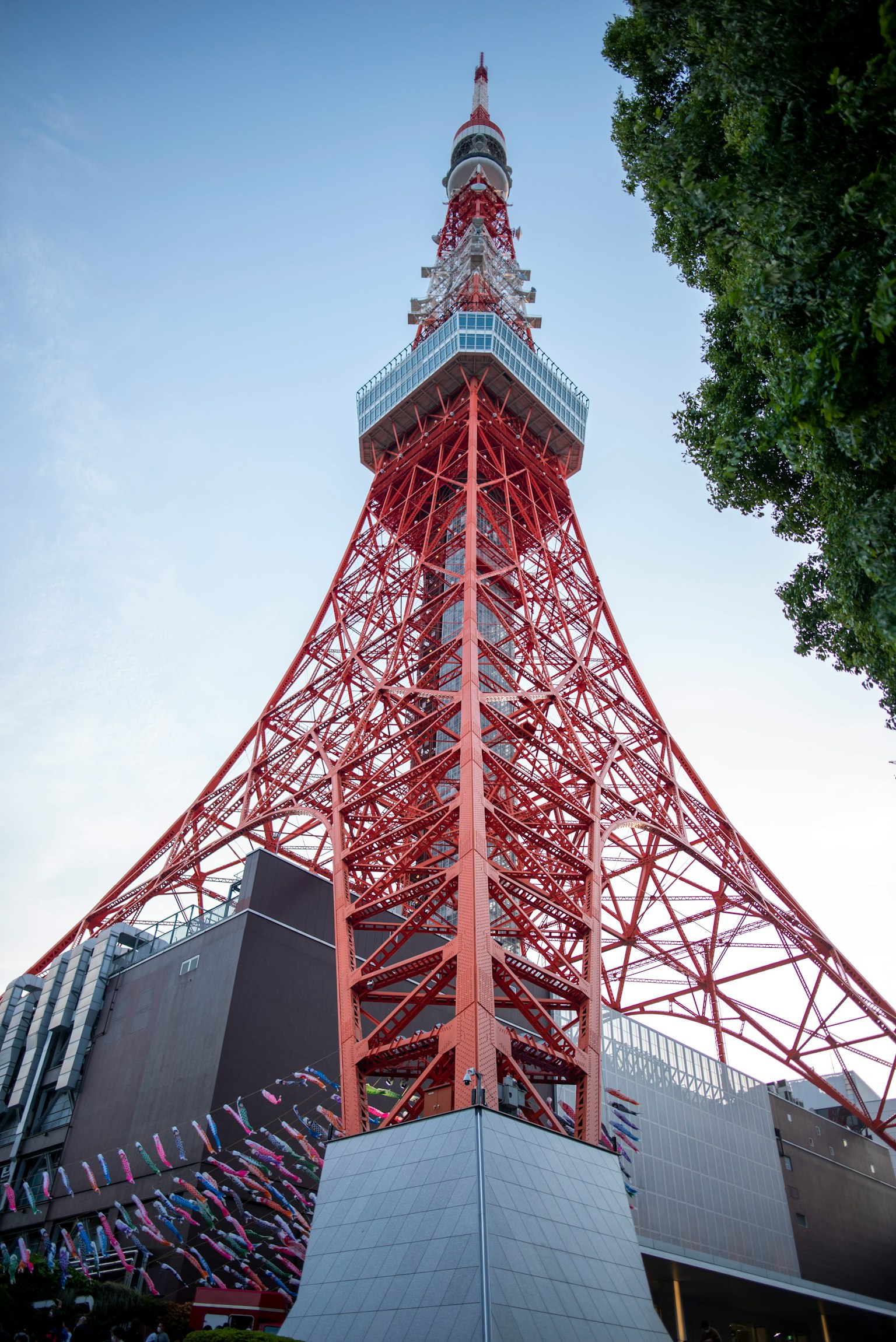 從下方看東京塔，展現紅色結構與晴朗藍天的對比