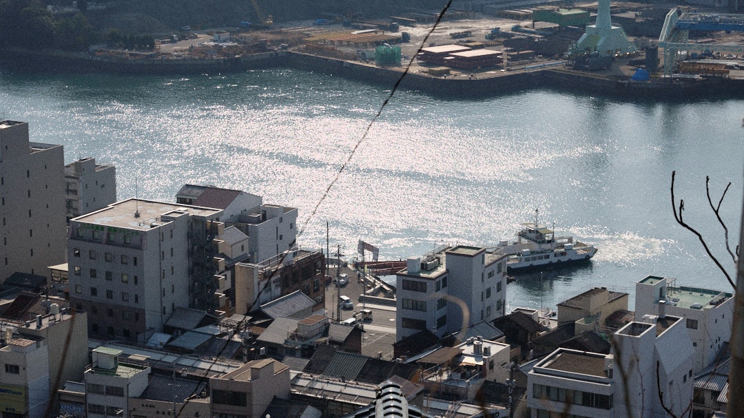 川沿いの工業地帯と港湾施設を見下ろす眺め