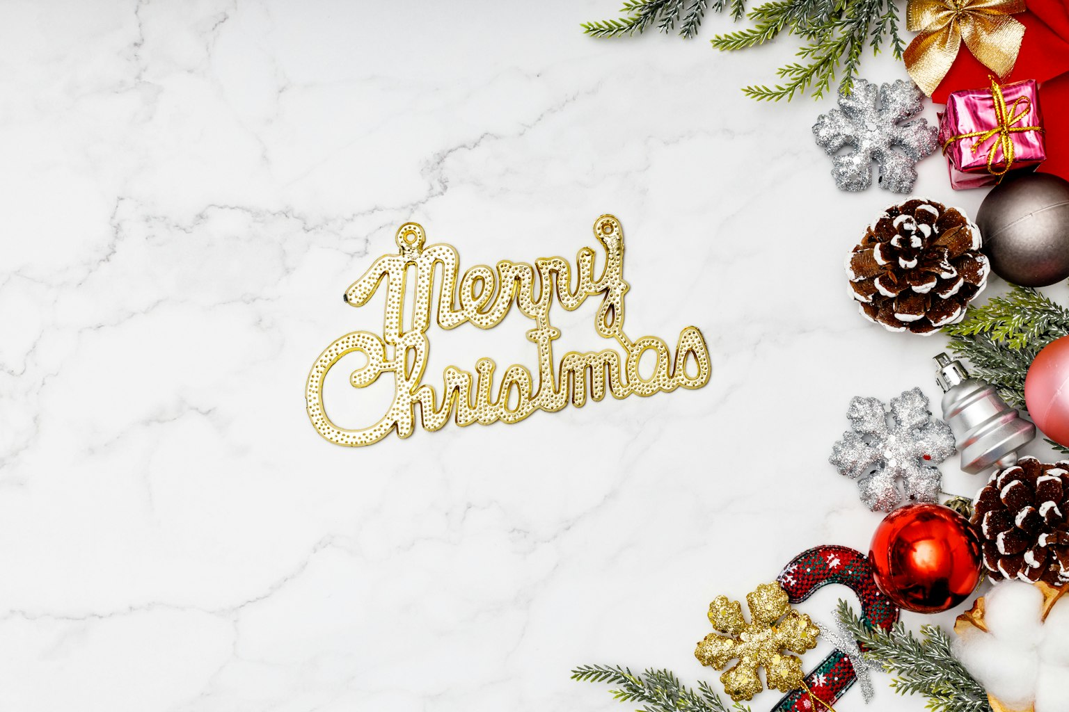 Immagine con decorazioni natalizie e il testo Buon Natale