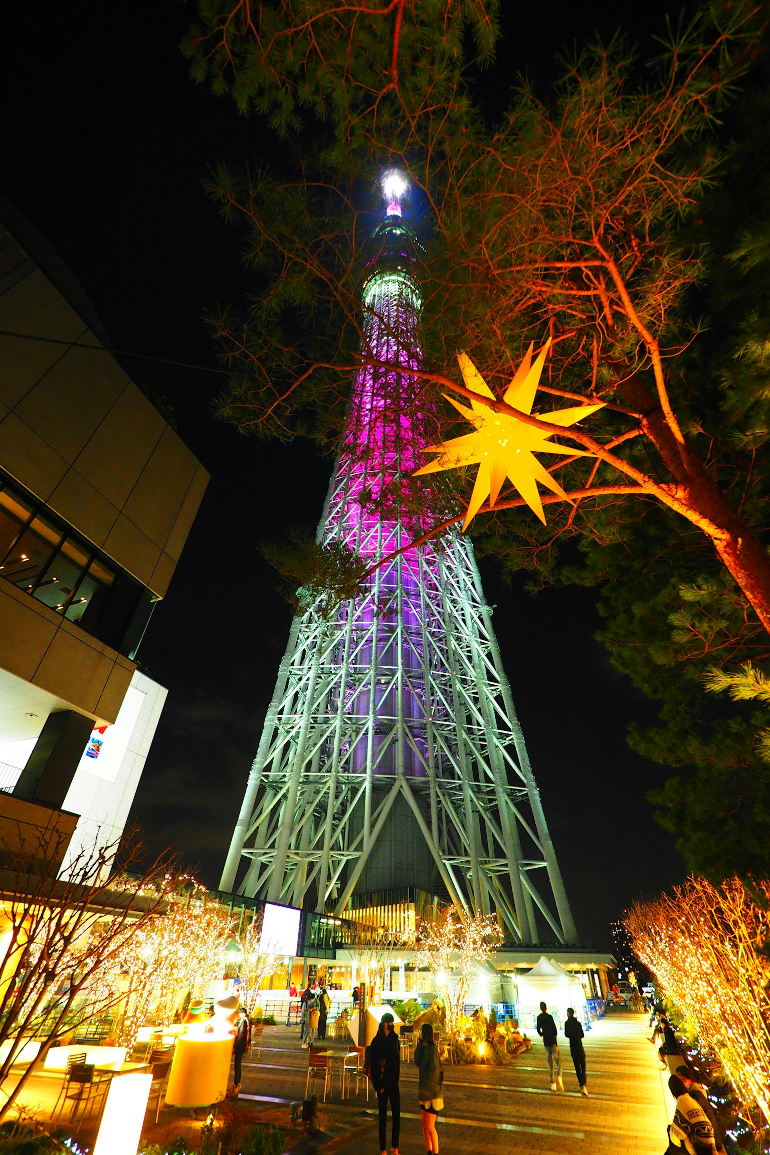 Tokyo Skytree illuminé la nuit avec des lumières colorées