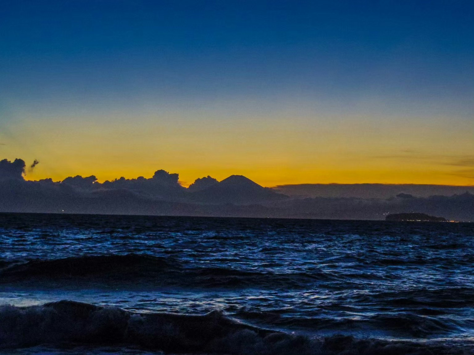 Beeindruckende Aussicht auf den Sonnenuntergang über dem Ozean