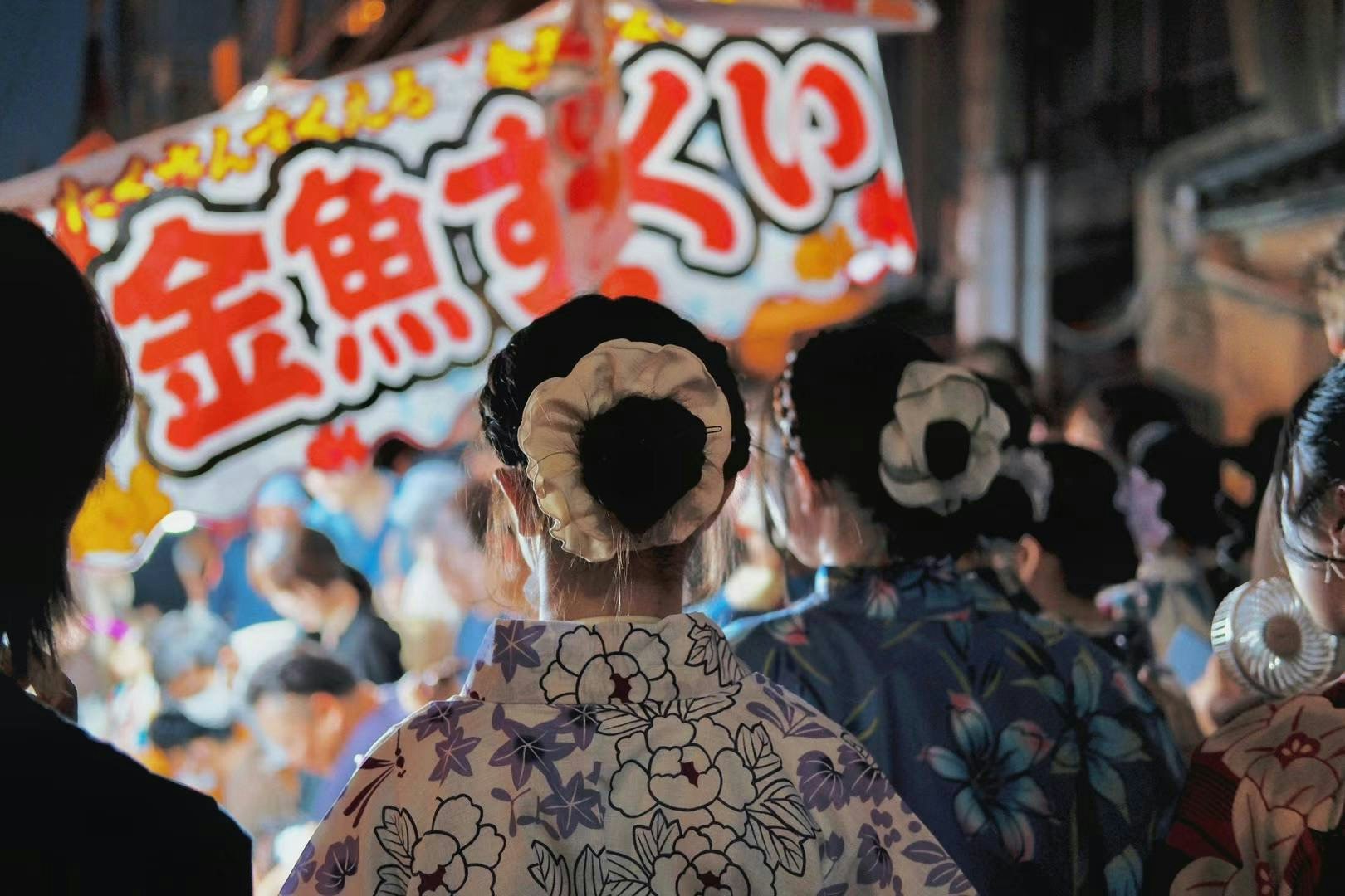 orang-orang memakai yukata berkumpul di jalan festival dengan lentera