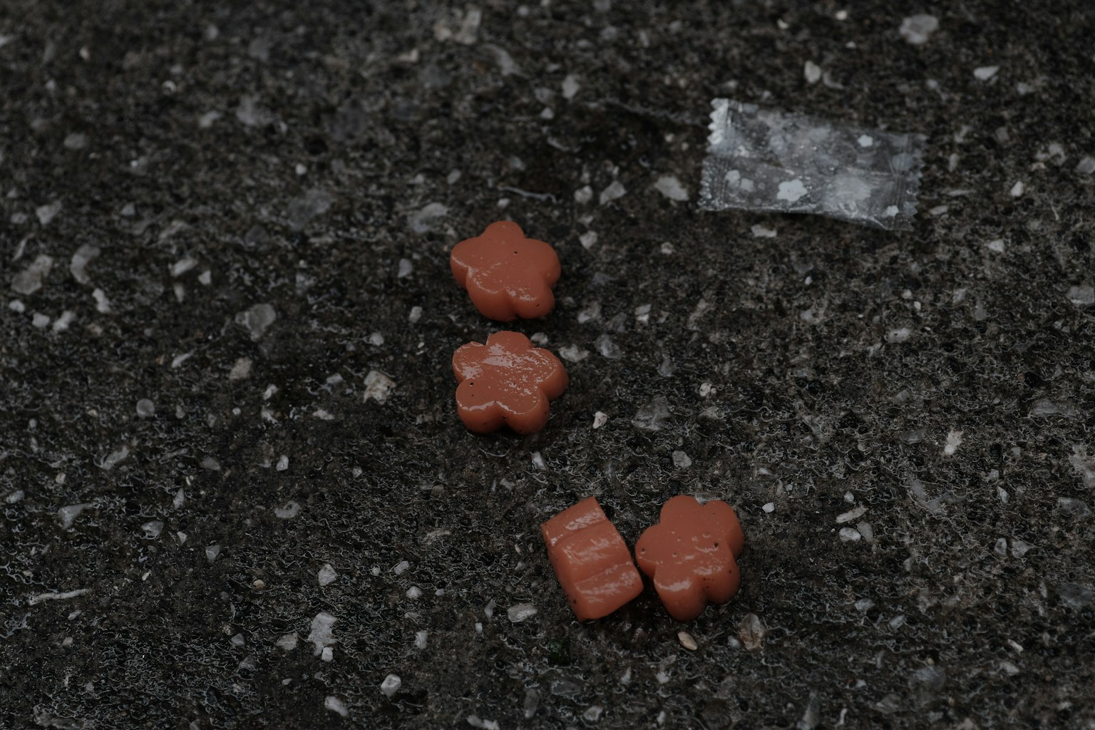 放在黑色石材上的紅色星形糖果