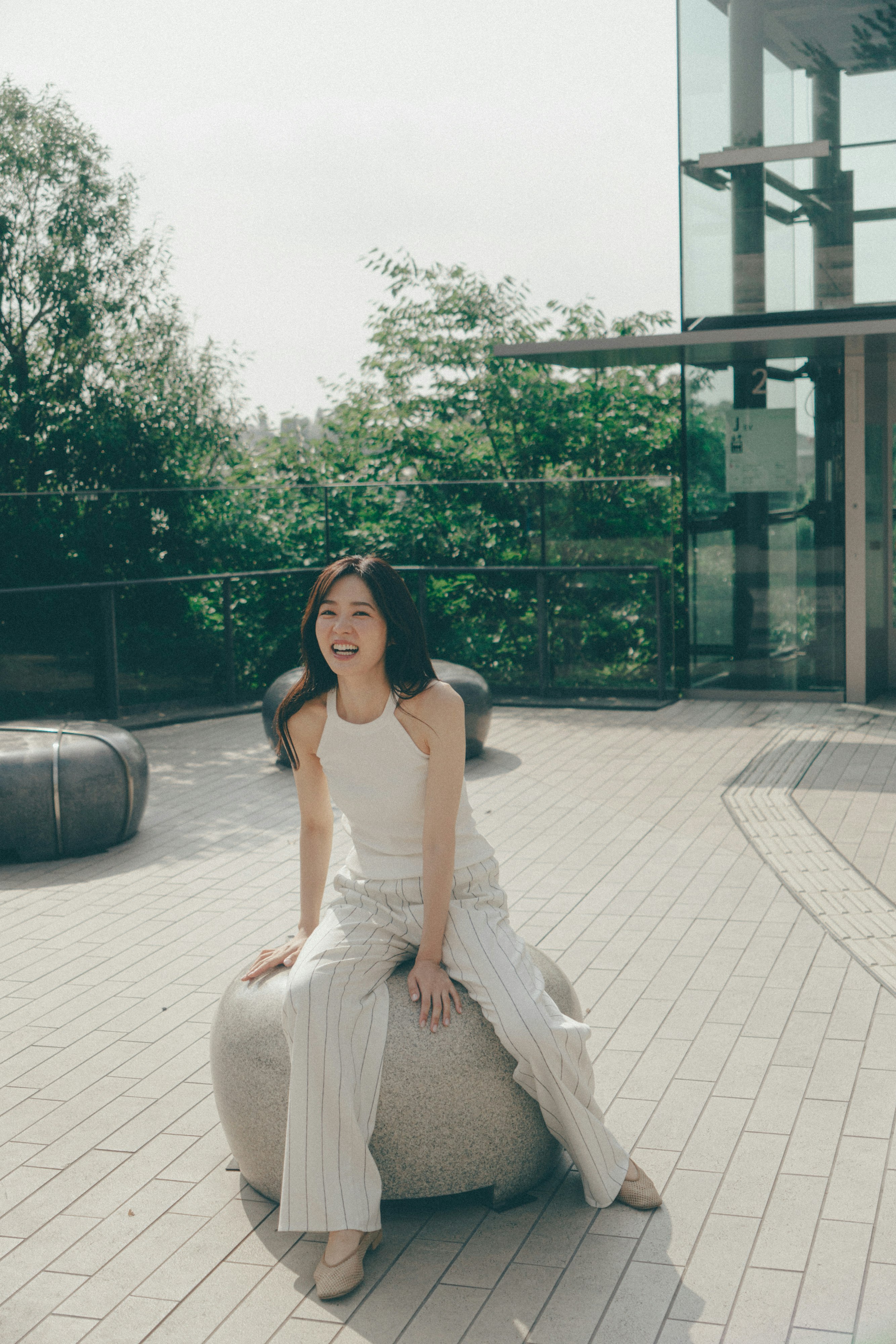 在庭院露台上微笑的女性