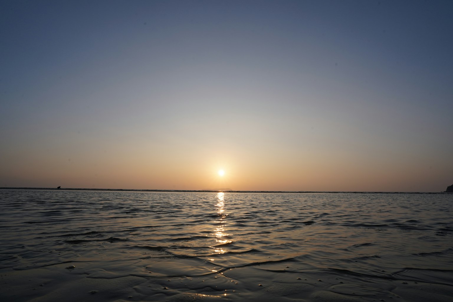 Una vista serena del atardecer sobre aguas tranquilas