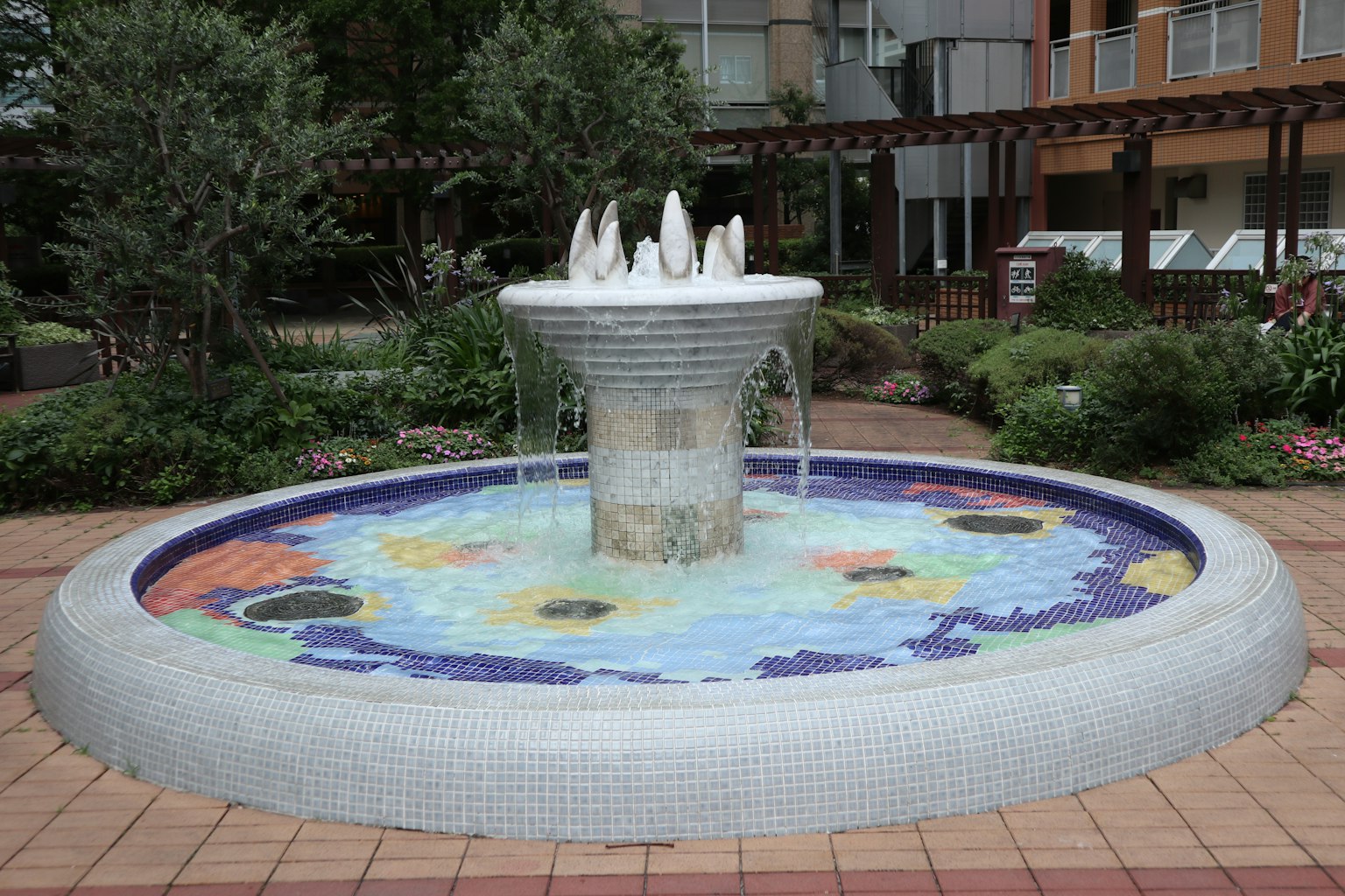 Đài phun nước gạch mosaic đầy màu sắc trong khu vườn