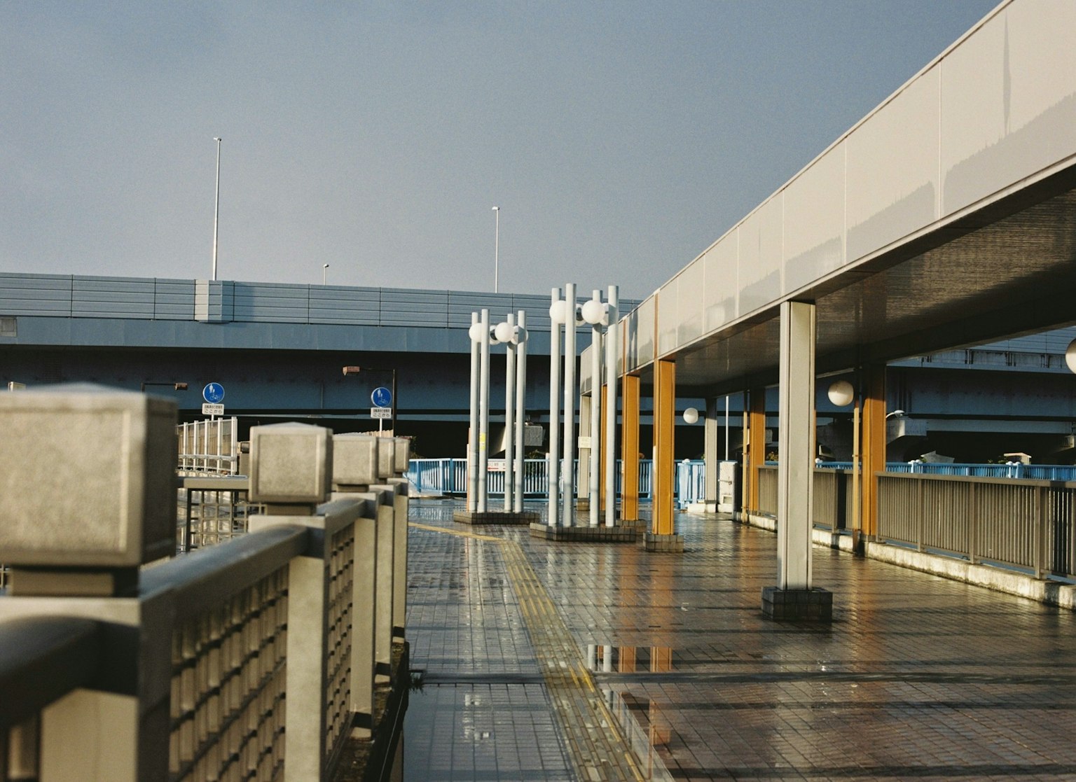 宽阔的人行道，现代建筑和雨后湿滑的表面