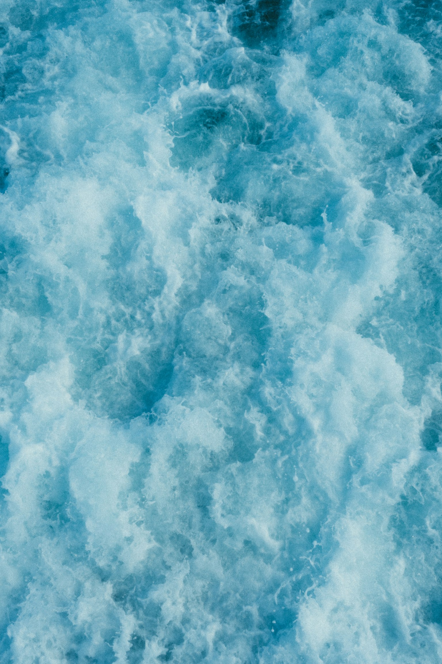 Eau bleue texturée avec des vagues et des bulles