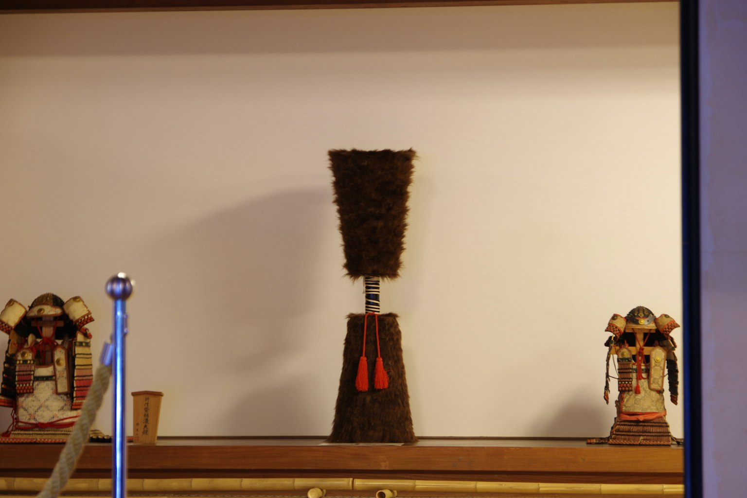 Ausstellung von Holzskulpturen und traditionellen Puppen