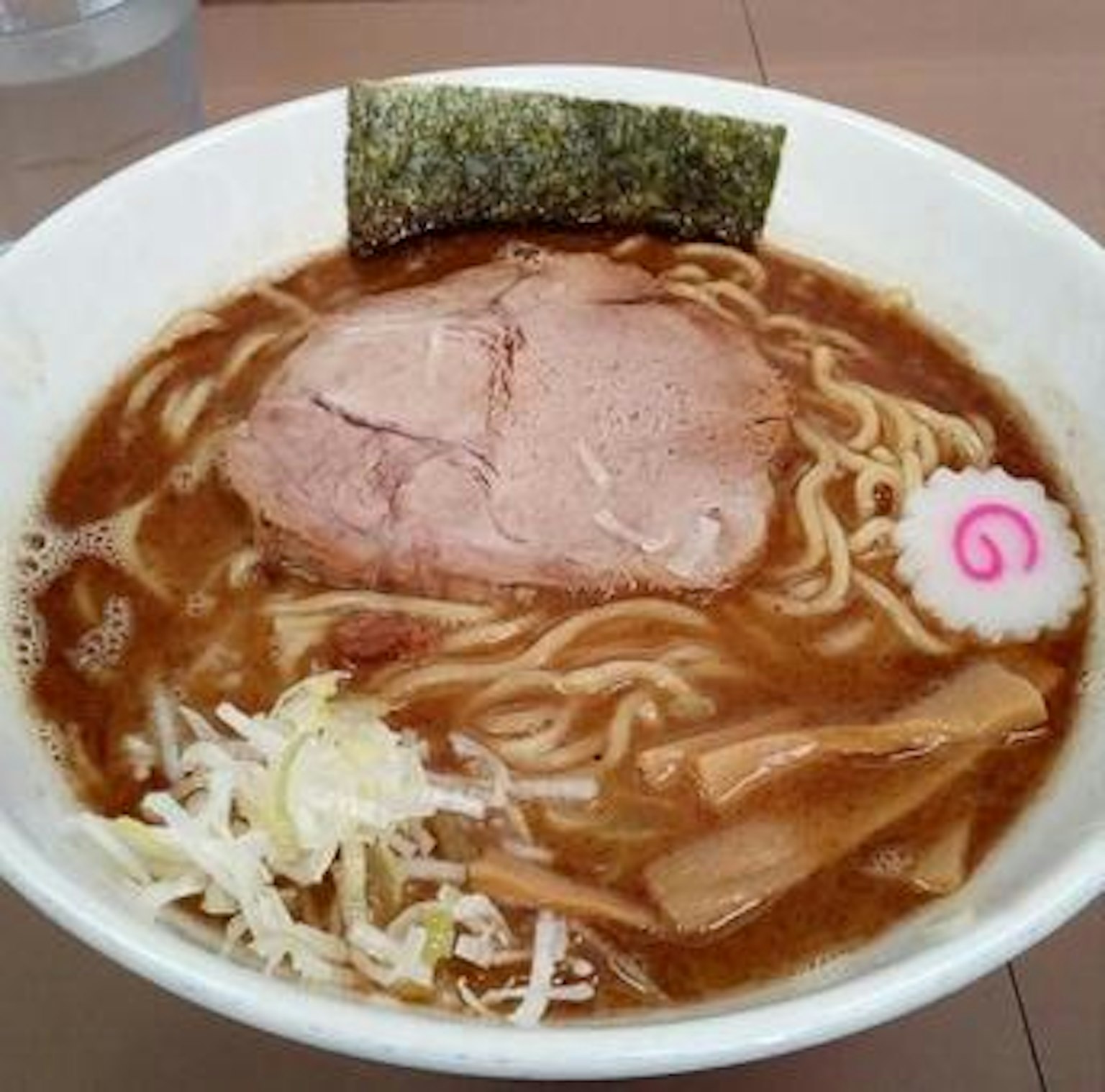 Bol de ramen avec chashu, naruto, menma et chou